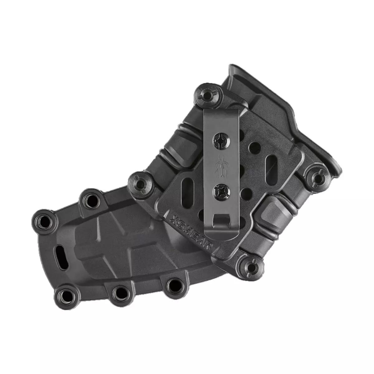 Das XSHEAR® Gen2 Tactical Holster / Halter präsentiert sich mit gebogener Form, markantem Metallclip und sichtbaren Verschraubungen auf strukturierter Oberfläche.