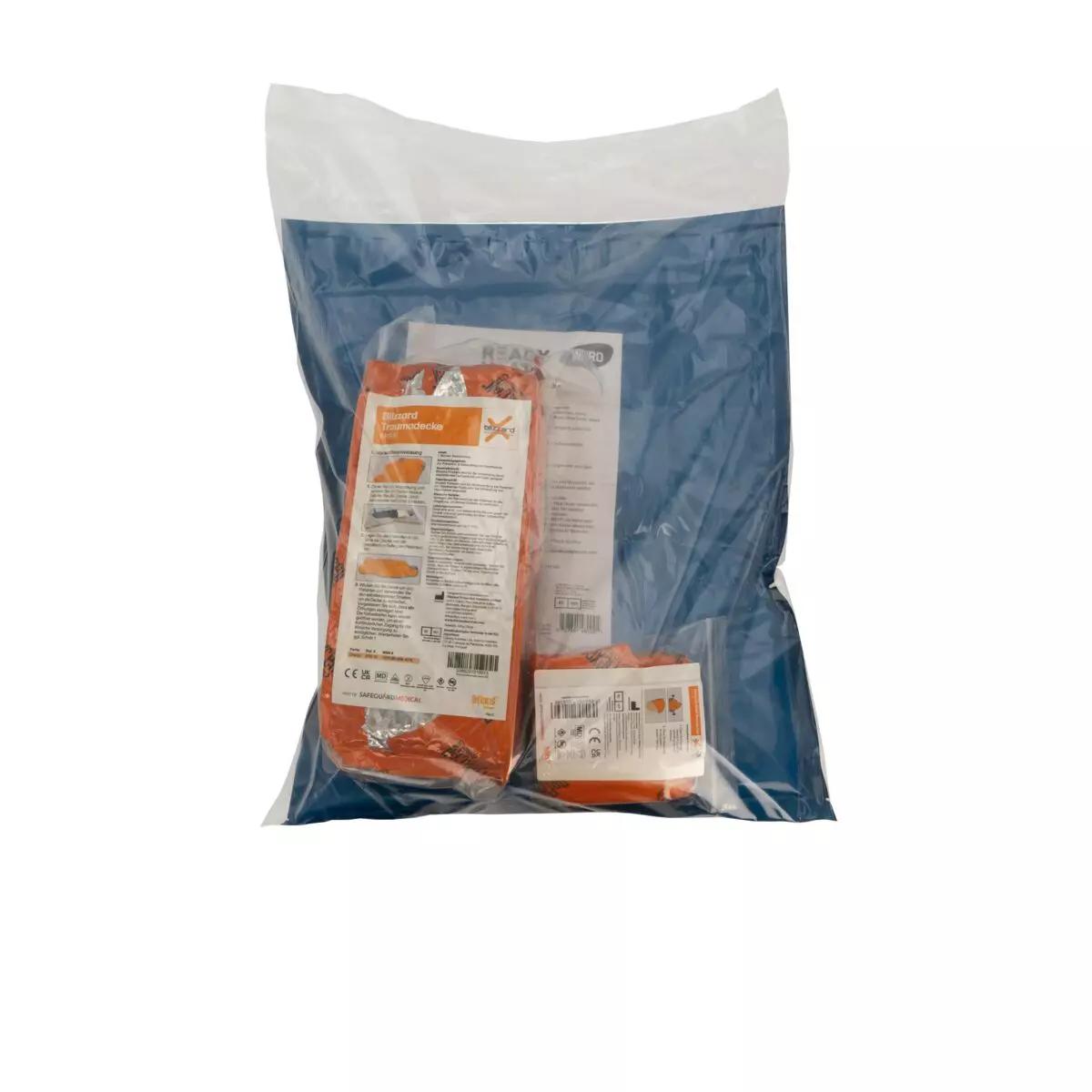 Eine blaue, verschlossene Tüte mit dem WERO MED-X® Hypothermie Bundle - Professional, darin Blizzard Trauma Decke, Ready-Heat™ 6 Element Decke und Blizzard Beanie Mütze.
