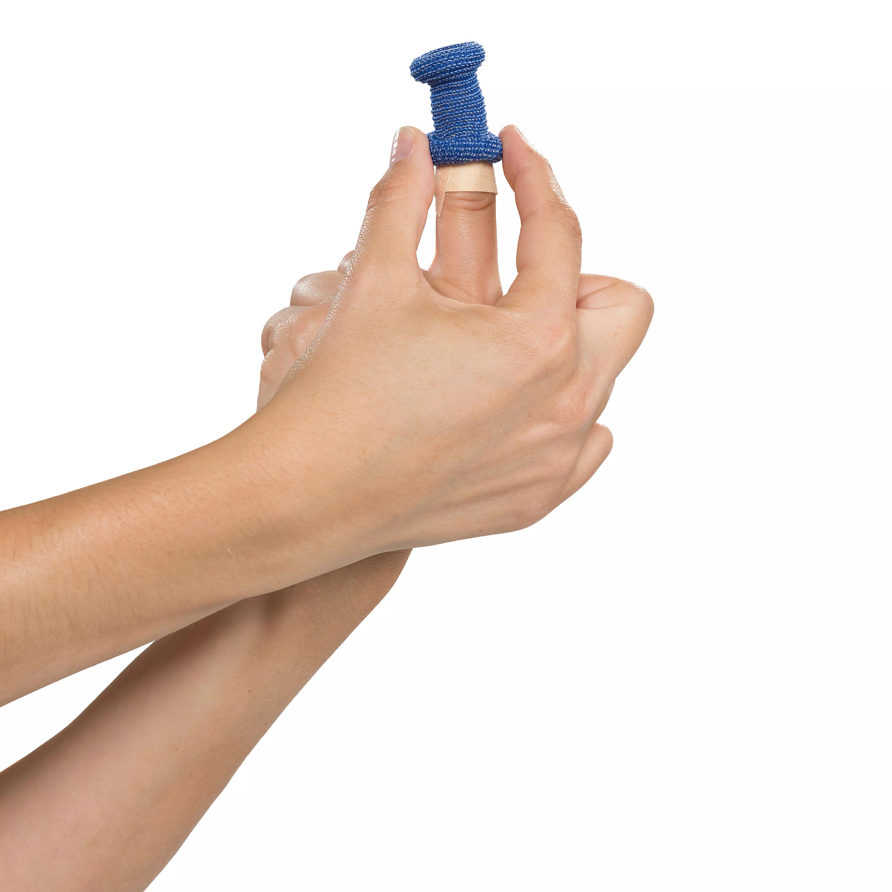 Eine Hand legt einen WERO FingerFriend Schlauchverband, blau und aus elastischer Baumwolle, mithilfe der Twist & Roll-Methode um einen Finger.