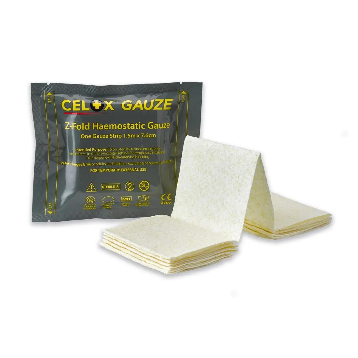 Celox™ Gauze - Hämostatische Gaze für schnelle Blutstillung, gefaltete blassweiße Gaze mit Chitosan-Wirkstoff, im geöffneten, grau beschrifteten Beutel.