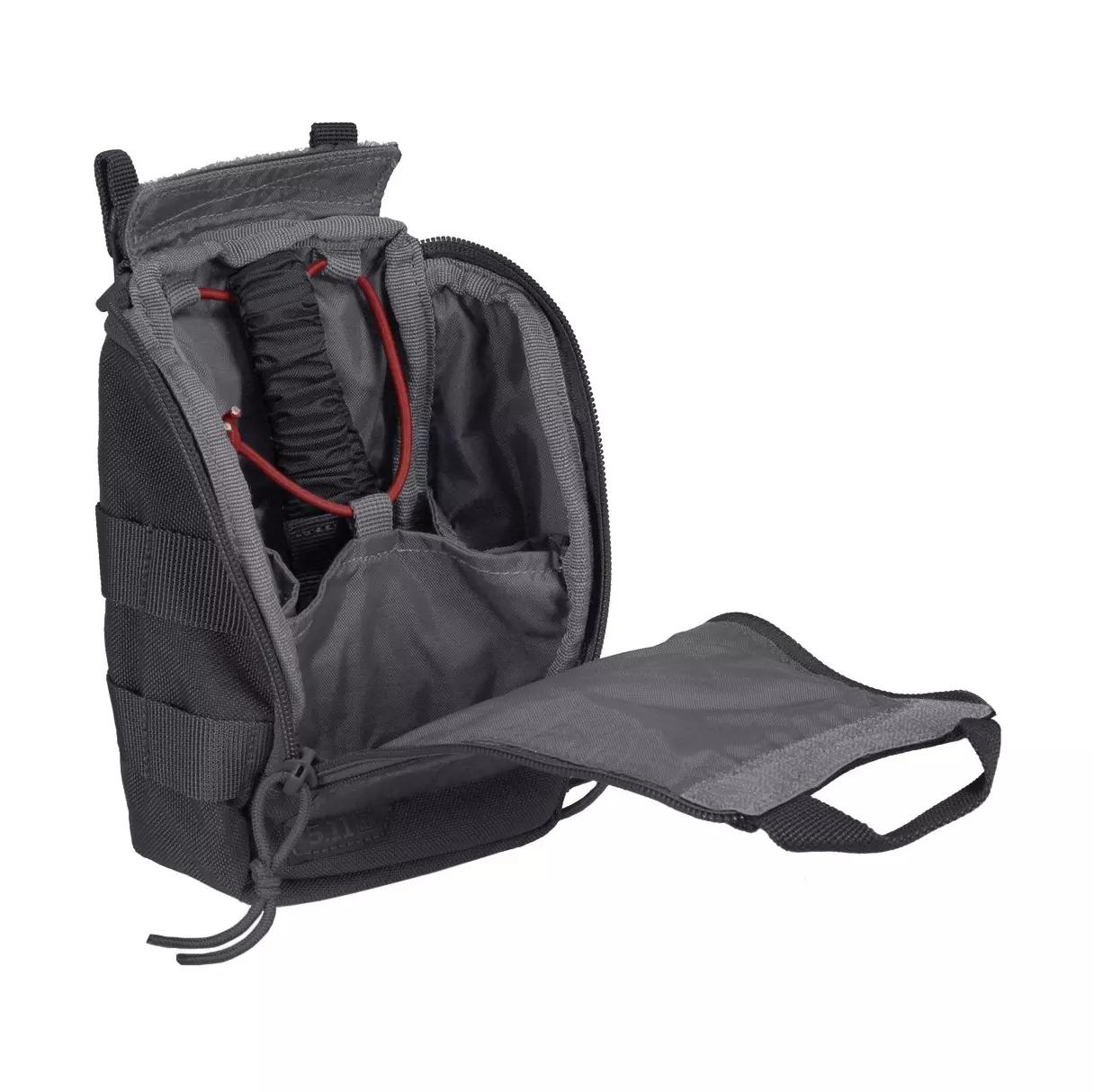 Graue taktische Utility-Tasche mit Frontreißverschluss, Tragegriff und sichtbarer roter, elastischer Innenschlaufe