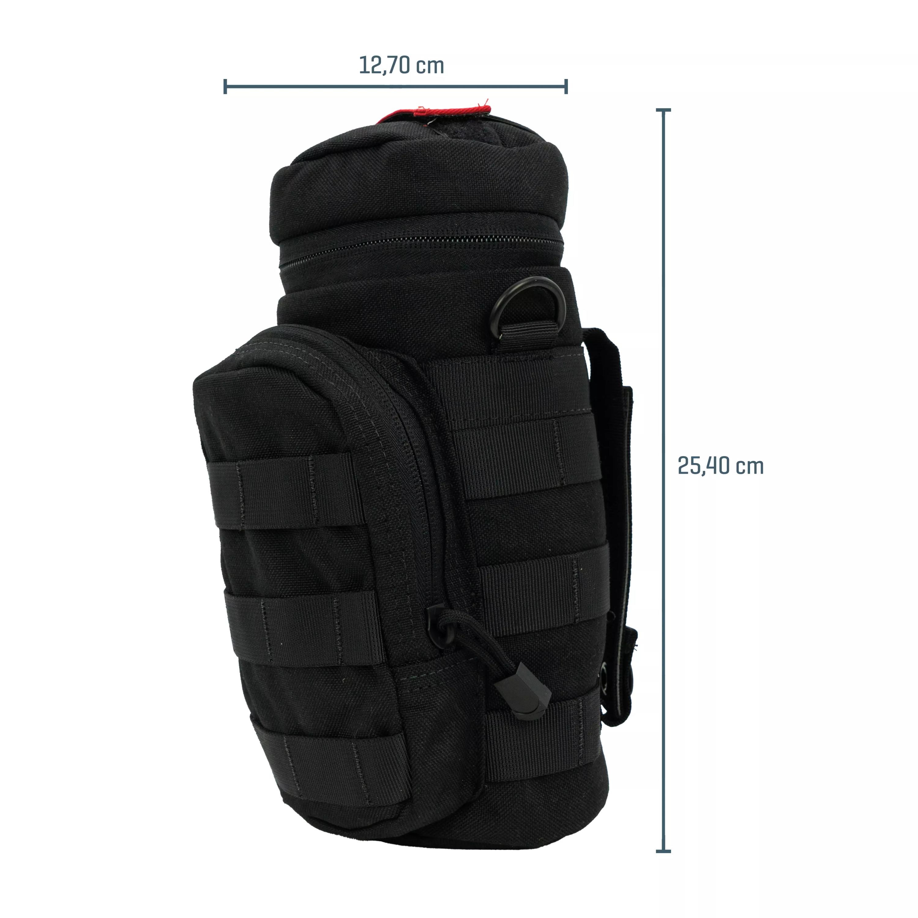 Ein Rescue Essentials Casualty Evacuation Set in zylindrischer Form mit MOLLE-kompatibler Tragetasche, rotem Zugband und seitlicher Tasche steht aufrecht.