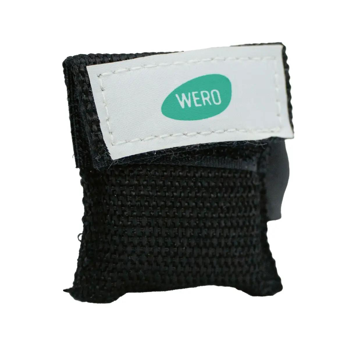 Eine kleine schwarze Nylontasche mit weißer Klappe und WERO-Logo enthält das WERO Beatmungstuch in Schlüsselanhänger für hygienische Erste Hilfe.