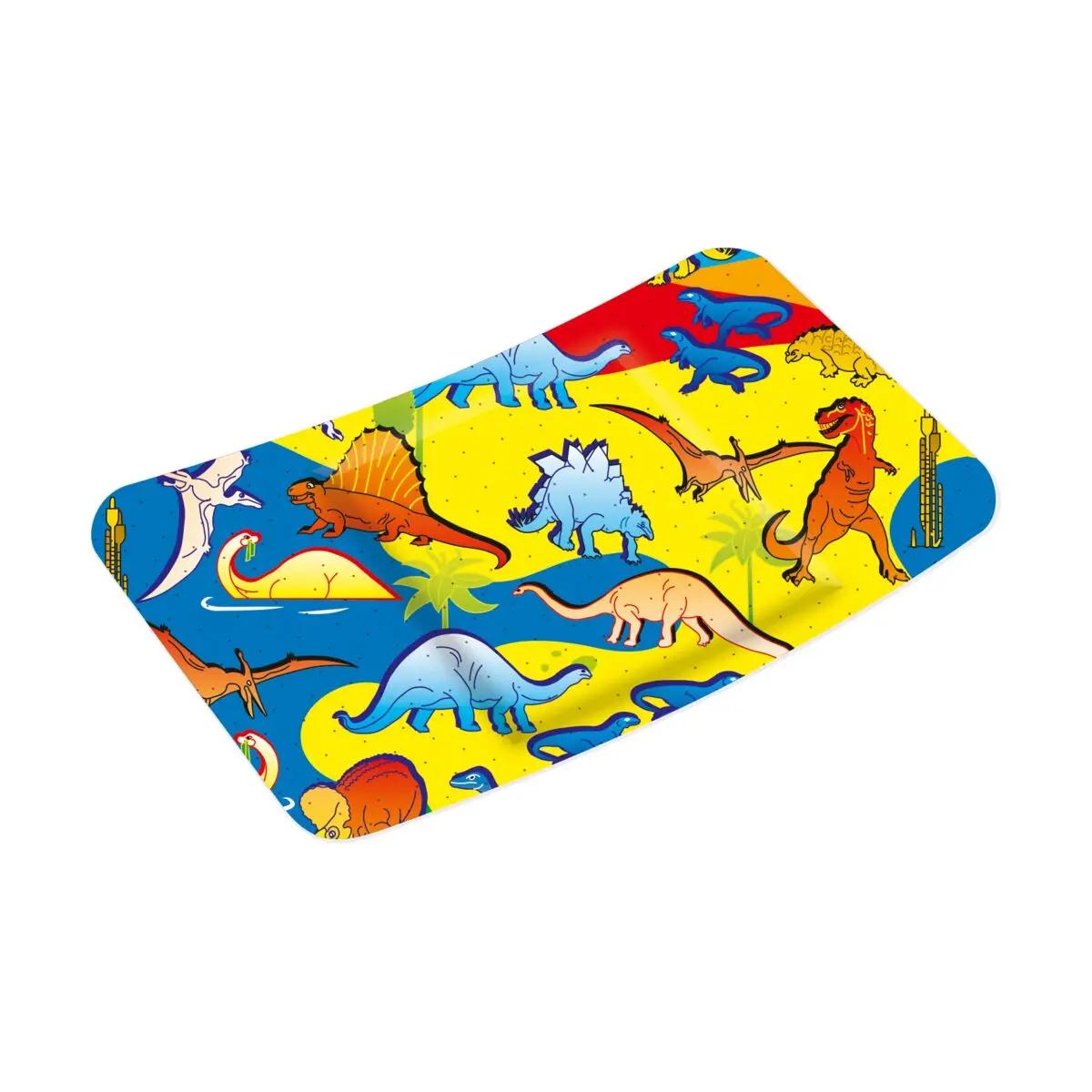 Gelbes Kinderpflaster mit bunten Dinosauriern, Palmen und Türmen, rechteckig, leicht gebogen, mit abgerundeten Ecken.