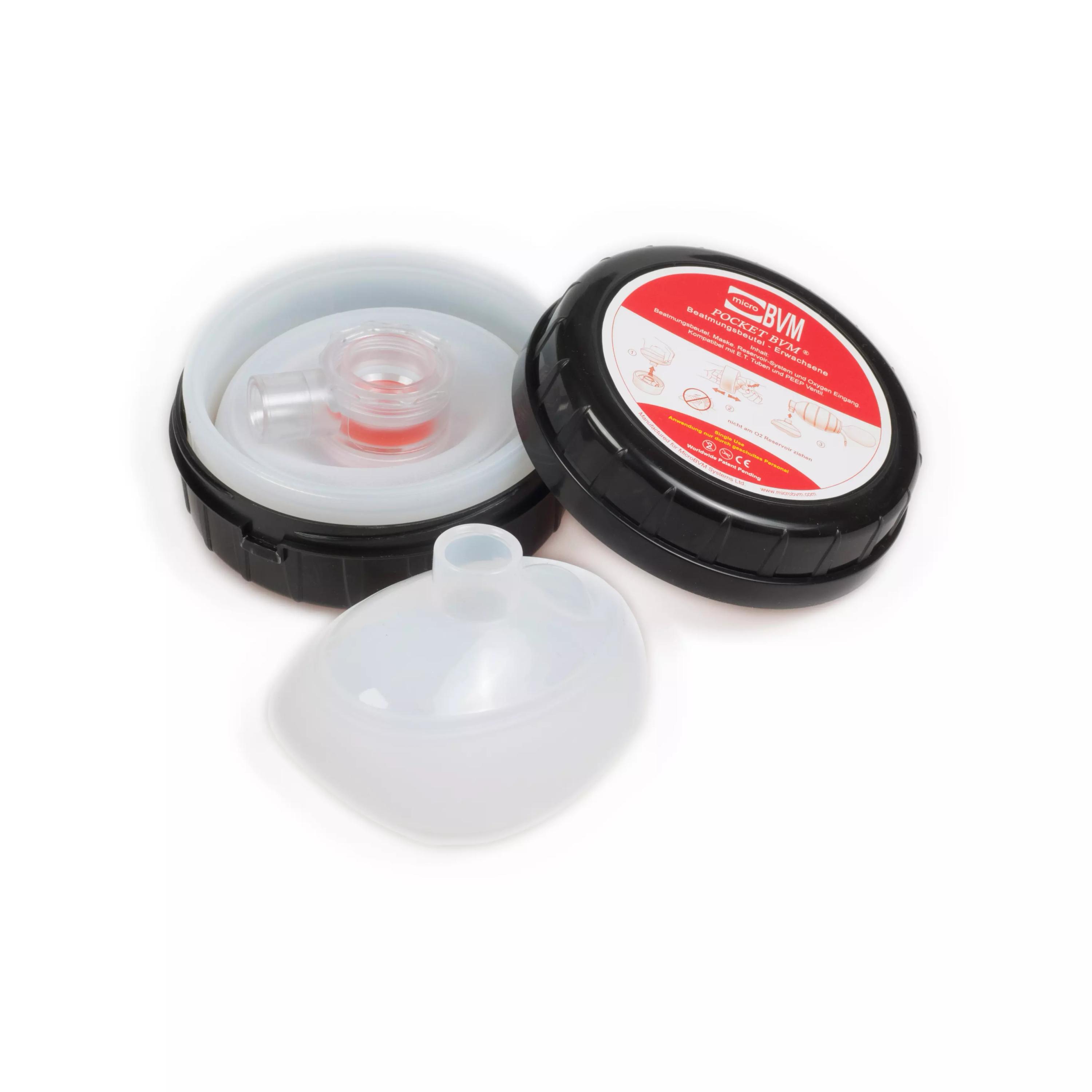 Schwarzer Behälter mit weißem Deckel und rotem Label enthält den kompakten Einmal-Beatmungsbeutel Pocket BVM® mit Zubehör für Erwachsene ab 40 kg.