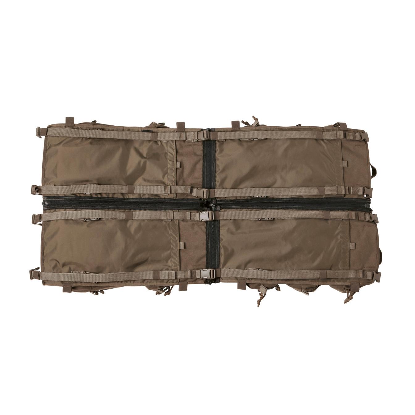 Taktische Tasche aus sandfarbenem Nylon mit zentralem Reißverschluss, mehreren verstellbaren Riemen und robusten Kunststoffschnallen.