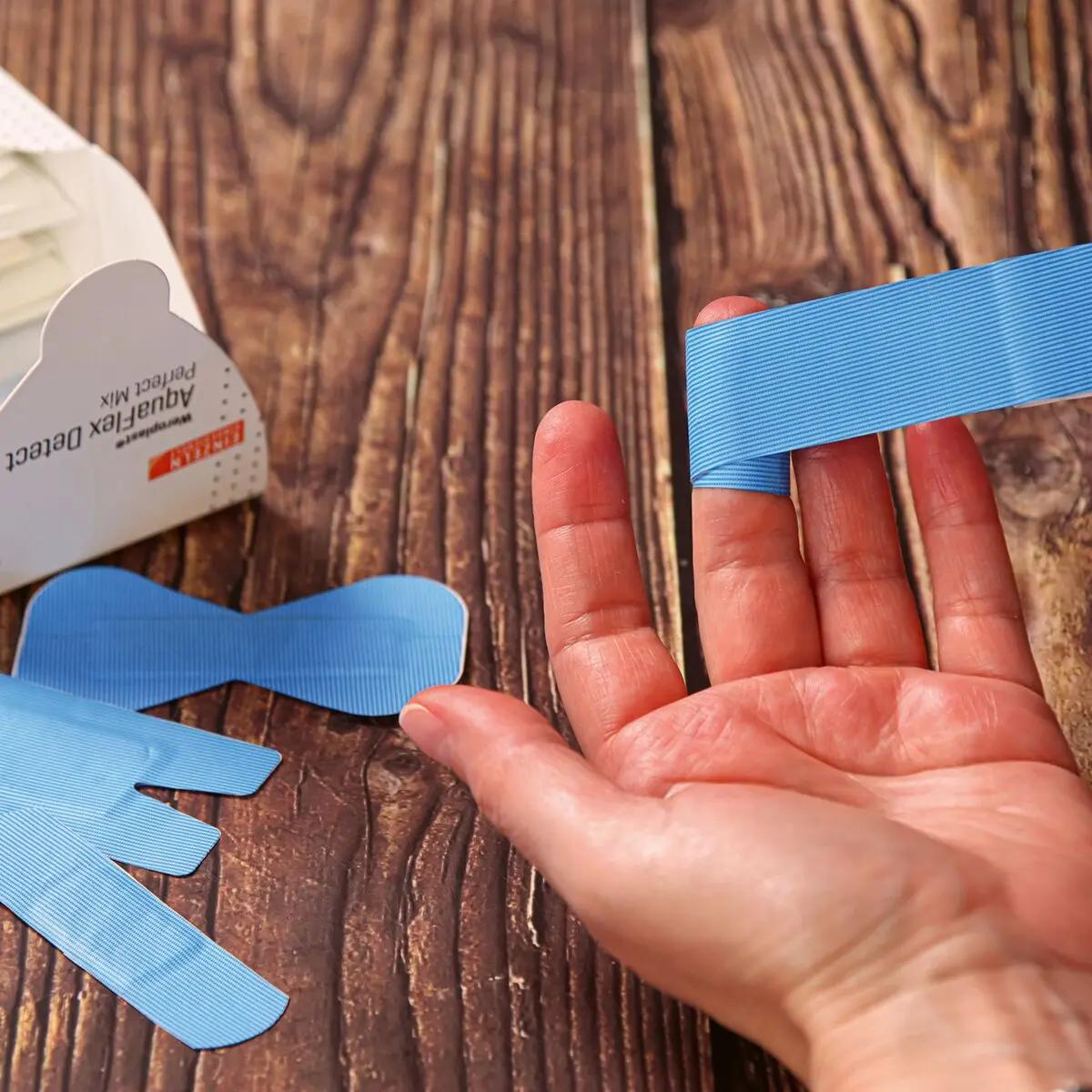Eine Hand demonstriert die Anwendung eines blauen Pflastersets Weroplast® AquaFlex Detect - Perfect Mix, das elektromagnetisch und visuell detektierbar ist.