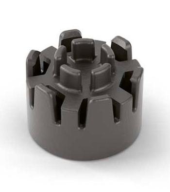 SAM IO® Adapter in zylindrischer Form mit strukturierter Oberfläche, zentraler Öffnung und sternförmigen Ausschnitten an den gewölbten Seiten.