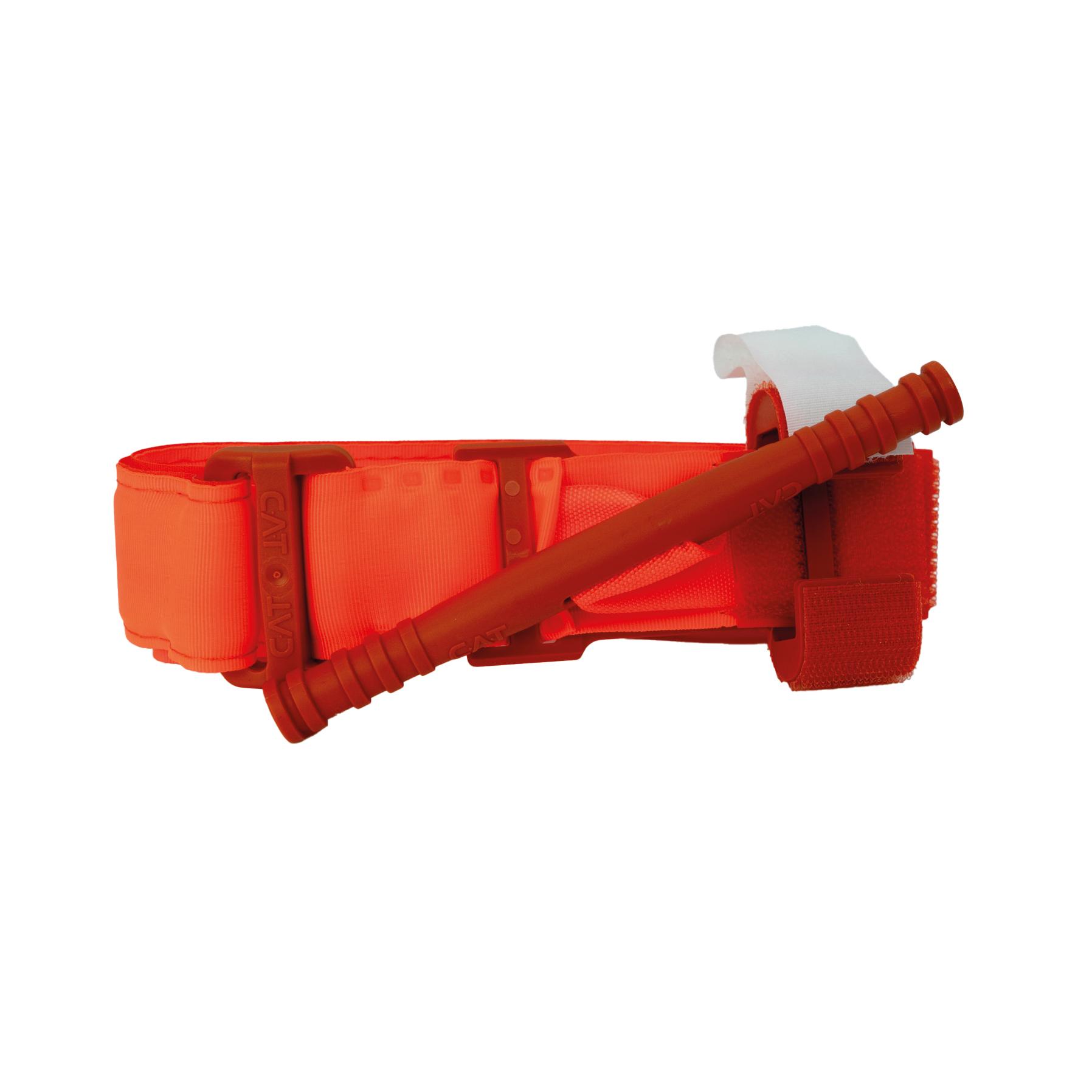Ein Combat Application Tourniquet® (CAT®), das ORIGINAL - Orange liegt mit verstellbarem Gurt, rotem Knebel und Windesystem um einen Arm.