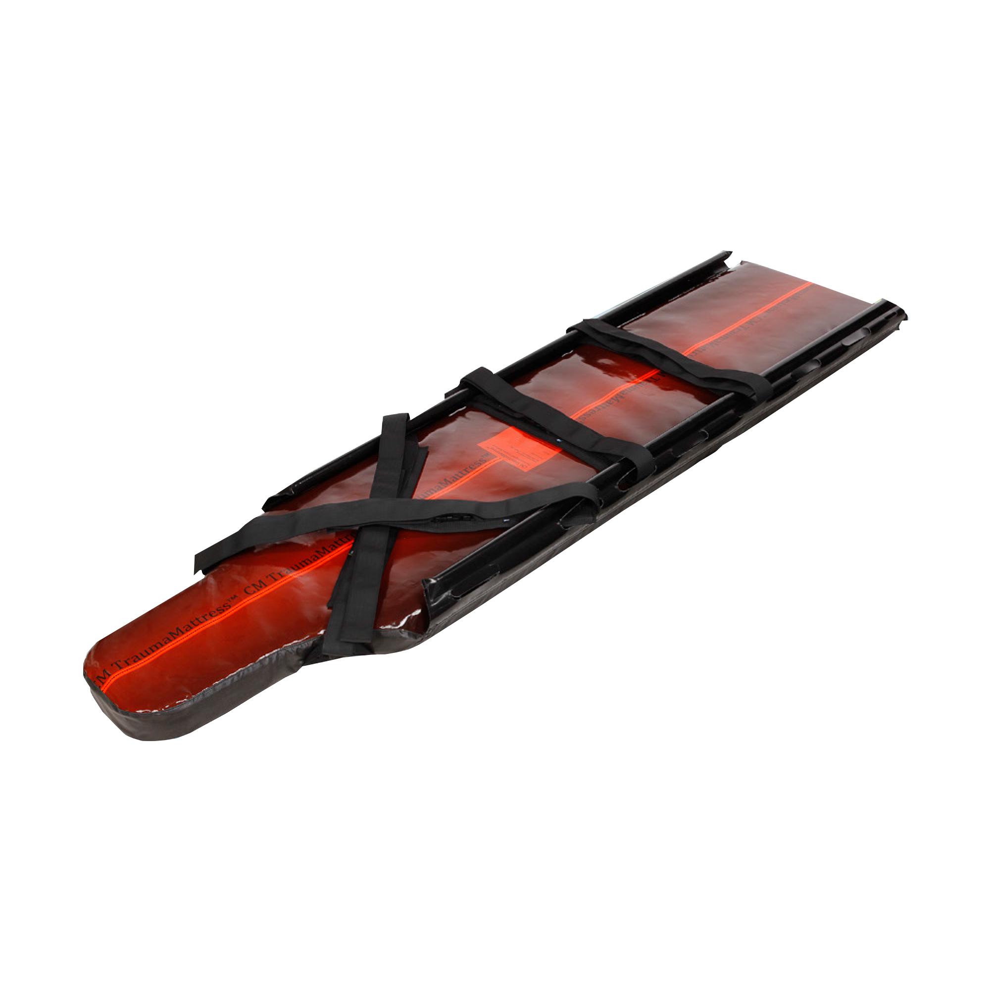 Eine rote Trauma Matratze CM TraumaMattress™ mit schwarzen Gurten und Schnallen zur sicheren Patientenlagerung, diagonal im Bild platziert.