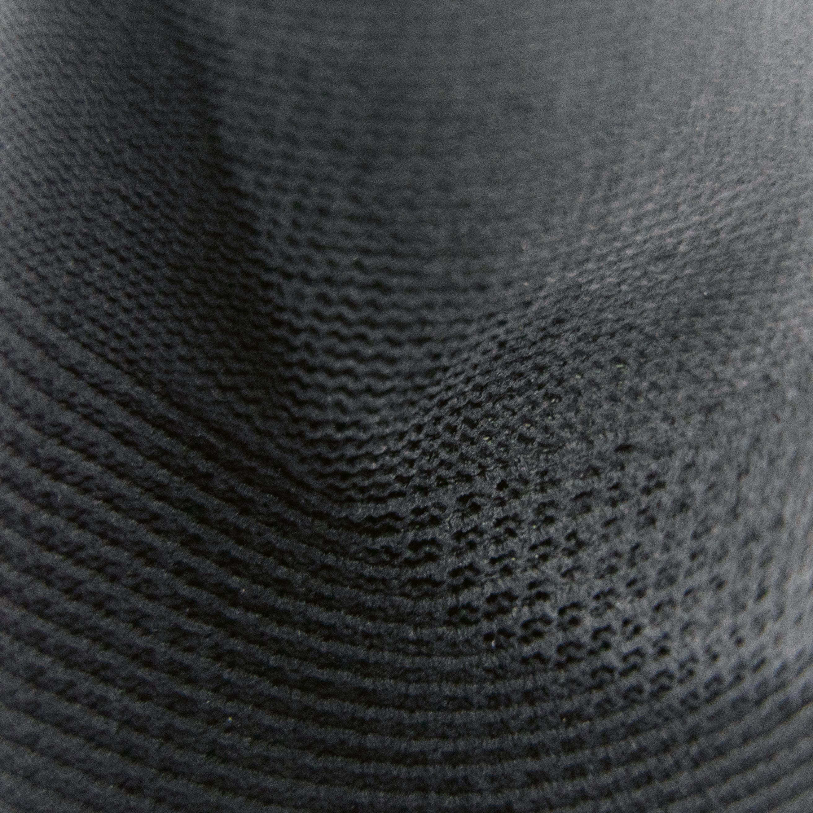 Schwarzer Feinstrickhandschuh WERO Allrounder, leicht und flexibel mit strukturierter PU-Beschichtung, weich gefaltet und seitlich mit kleinem weißen Etikett.