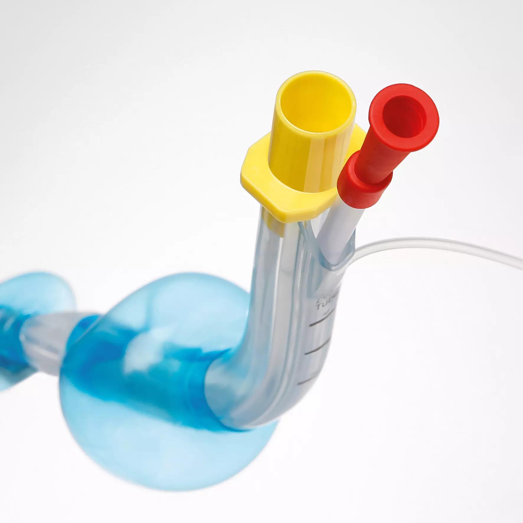 Ein Larynxtubus LTS-D Sets, steril - Erwachsene mit blauem Ventil, gelbem Anschluss, integriertem Drainage- und Absaugkanal und farbcodierter Blockerspritze.