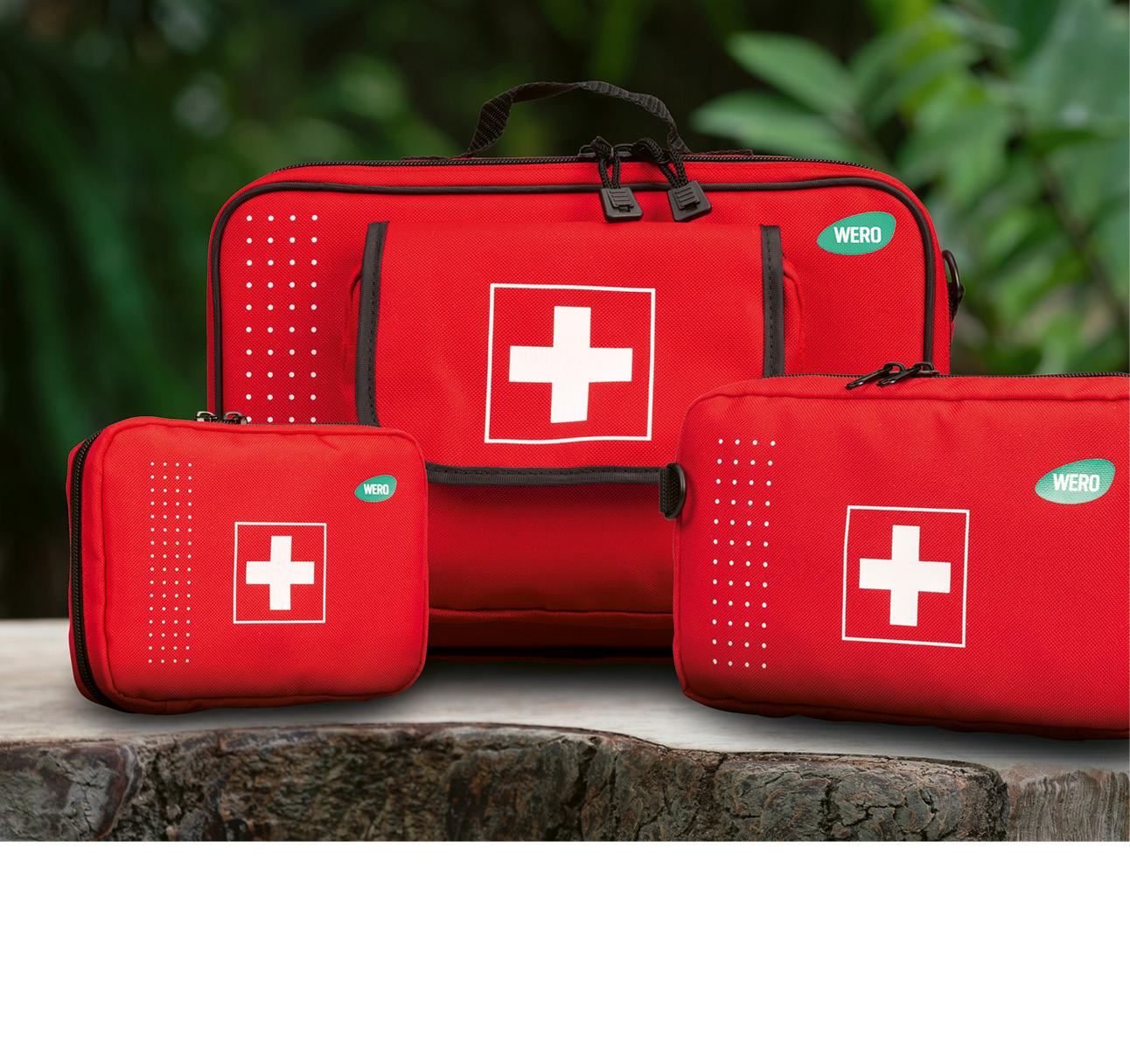 Drei rote WERO Erste-Hilfe-Taschen in unterschiedlichen Größen in Nahaufnahme.