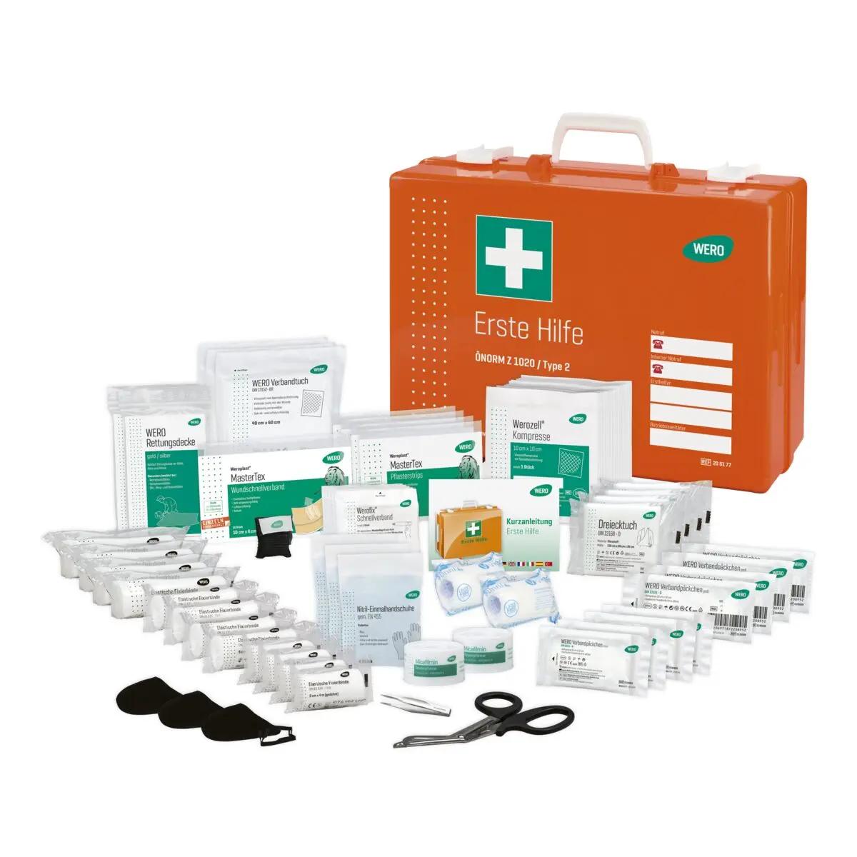 Ein orange-weißer Werotop® 450 Koffer mit WERO Basis Füllung ÖNORM Z 1020 Typ 2, umgeben von Pflastern, Verbänden und Verbandmaterialien.