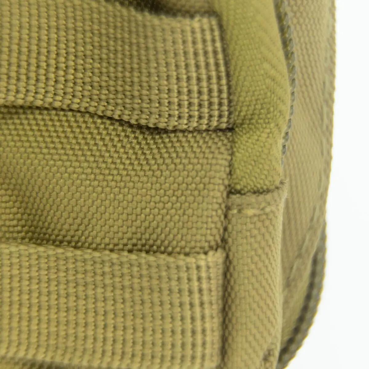 Eine Detailansicht des WERO MED-X® Mini Notfallrucksack zeigt das beige Camouflage-Muster auf robustem, ultra-kompaktem Material.