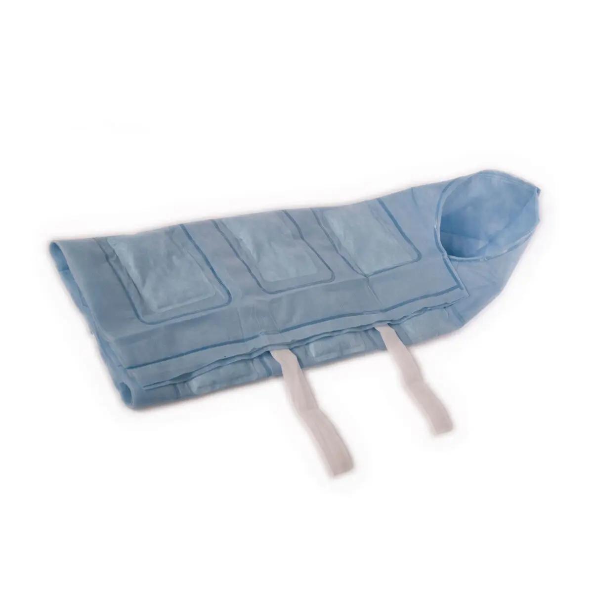 Ready-Heat™ Kokon für Neugeborene / Säuglinge mit sechs wärmenden Paneelen, Kapuze und verstellbaren Klettverschlüssen, flach ausgebreitet.