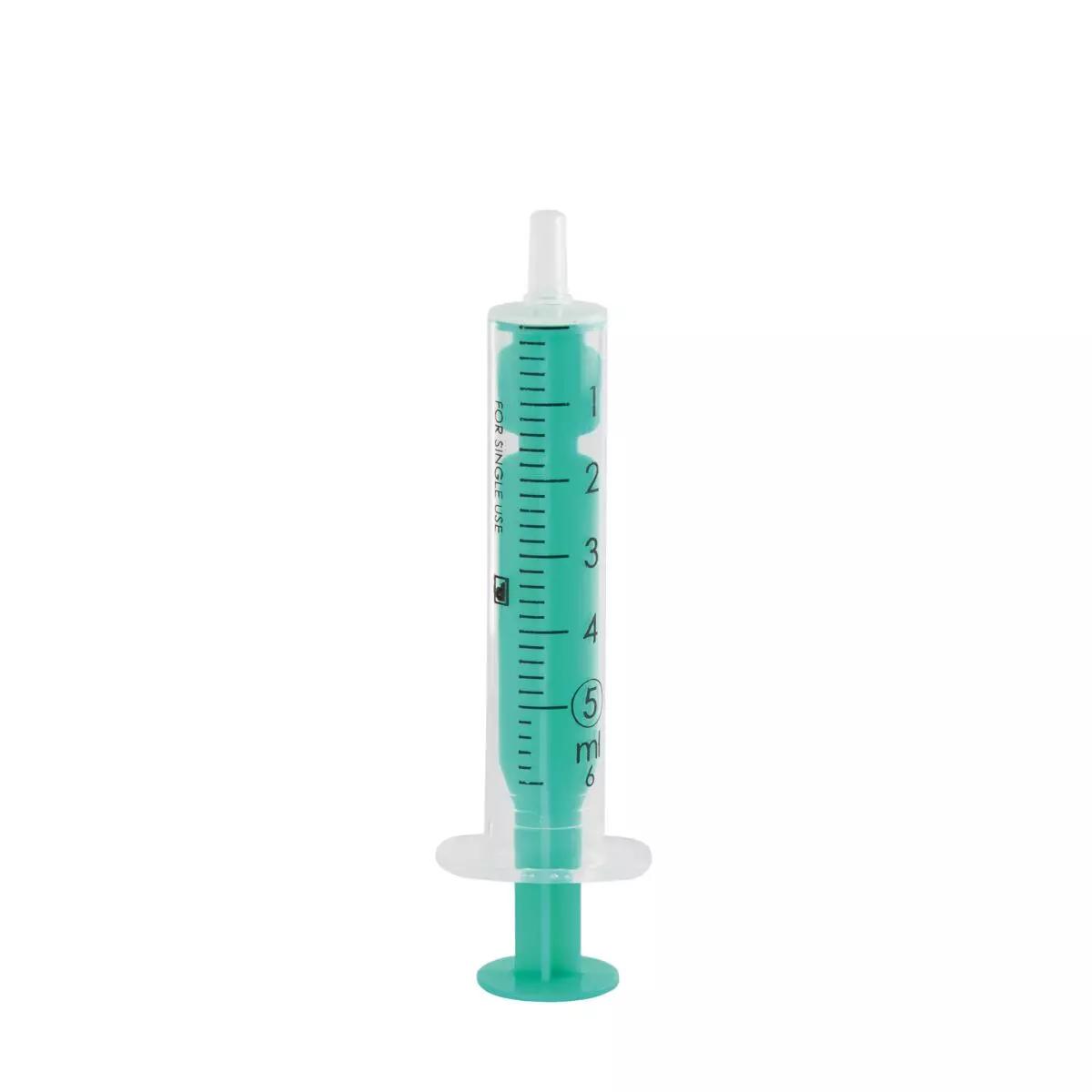 Eine Einmal-Spritze, steril - 80 Stk, 5 ml, mit grünem Zylinder, klar ablesbarer Graduierung und Standard-Luer-Anschluss, steht senkrecht.