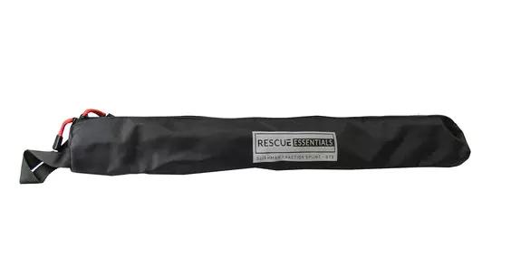 Schwarze Rescue Essentials Tasche mit rotem Reißverschluss, Tragegriff und weißer Beschriftung auf einem weißen Hintergrund.