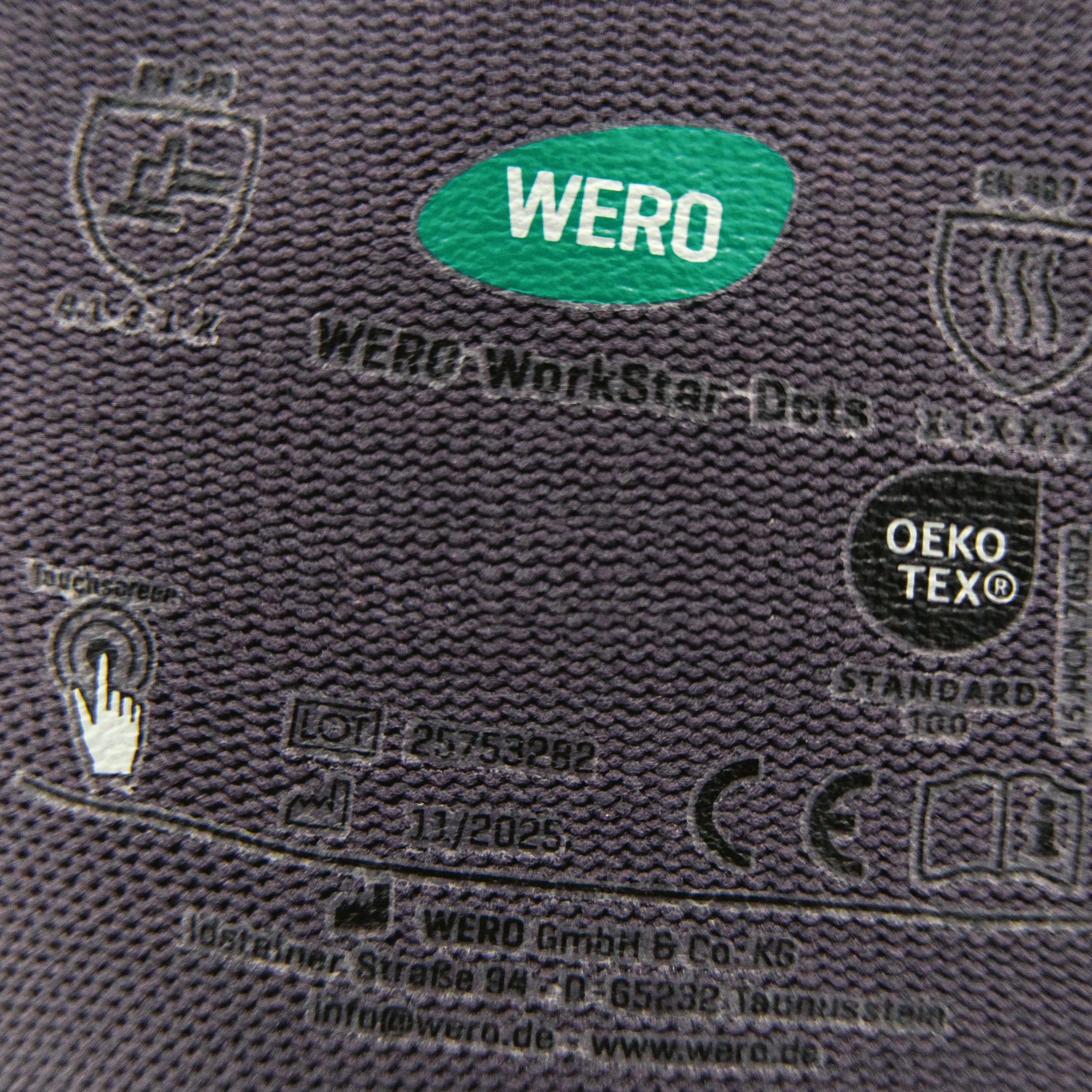 Großer WERO-Schriftzug auf grünem Patch eines Montagehandschuh WERO WorkStar Dots mit OEKO-TEX® Siegel, Nitrilbeschichtung und Noppenstruktur.