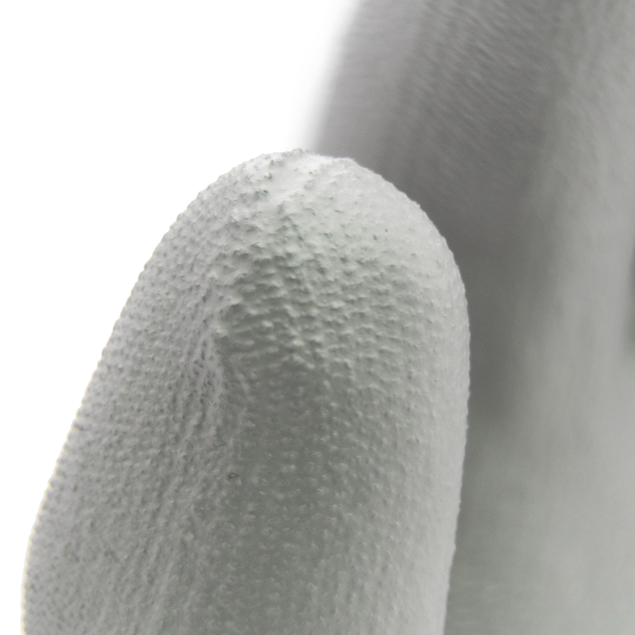 Ein einzelner Feinstrickhandschuh WERO Allrounder in Grau, Größe 7, mit strukturierter PU-Beschichtung und leicht flexiblem Material.