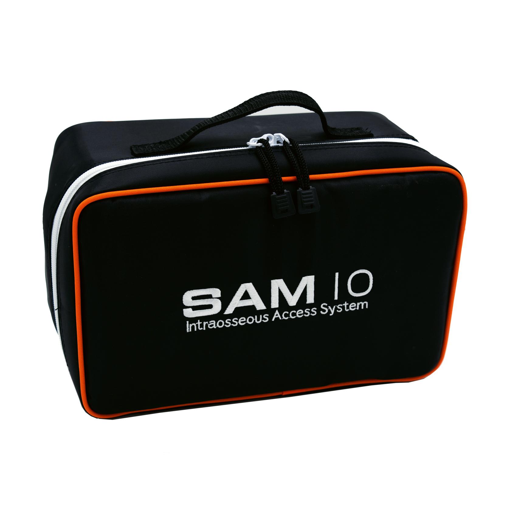 Schwarze Trainingstasche des SAM IO® Trainingsset mit orangefarbener Umrandung, weißem Aufdruck und schwarzem Tragegriff oben.