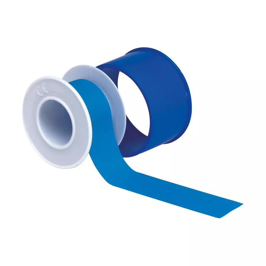 Eine Rolle Micaplast® -Spulenpflaster, wasserabweisend, blau, auf Spule mit glänzender Oberfläche und sichtbarem ausgezogenem Band.