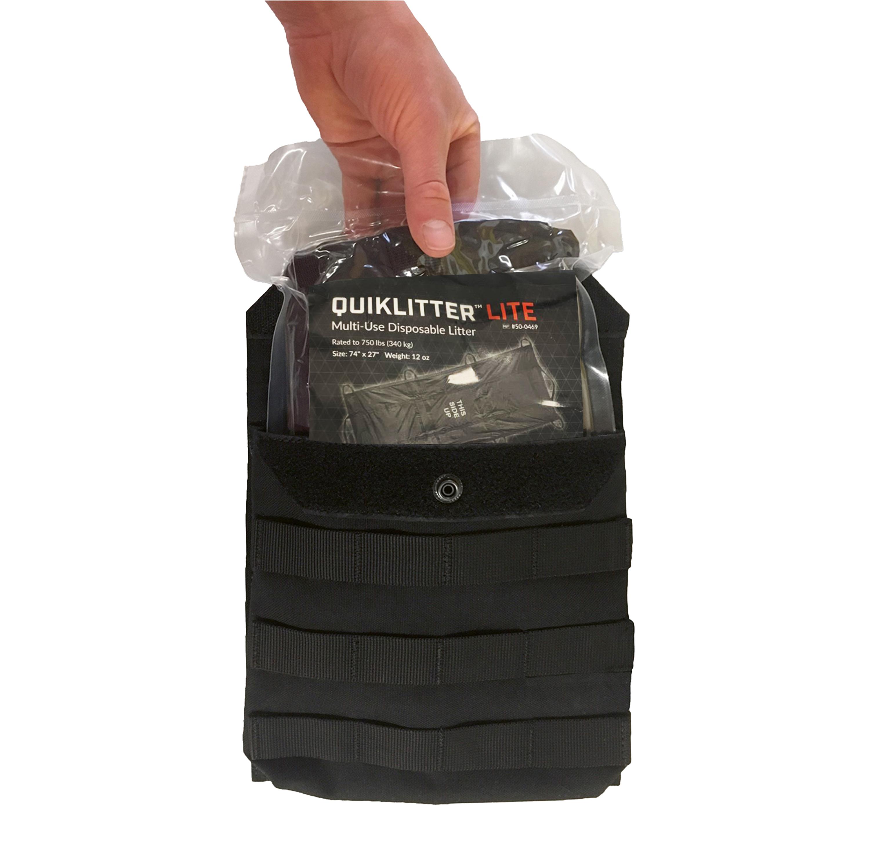 Eine Hand hält eine transparente Verpackung mit der schwarzen Tasche für Rescue Essentials QuikLitter™ Lite, sichtbar mit Nähten und Verschlüssen.