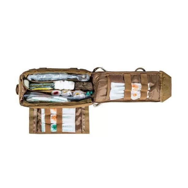 TT Small Medic Pack MKII mit braunem Tragegriff, geöffnet und bestückt mit Verbänden, Gazen, Desinfektionstüchern und weiteren Erste-Hilfe-Utensilien.