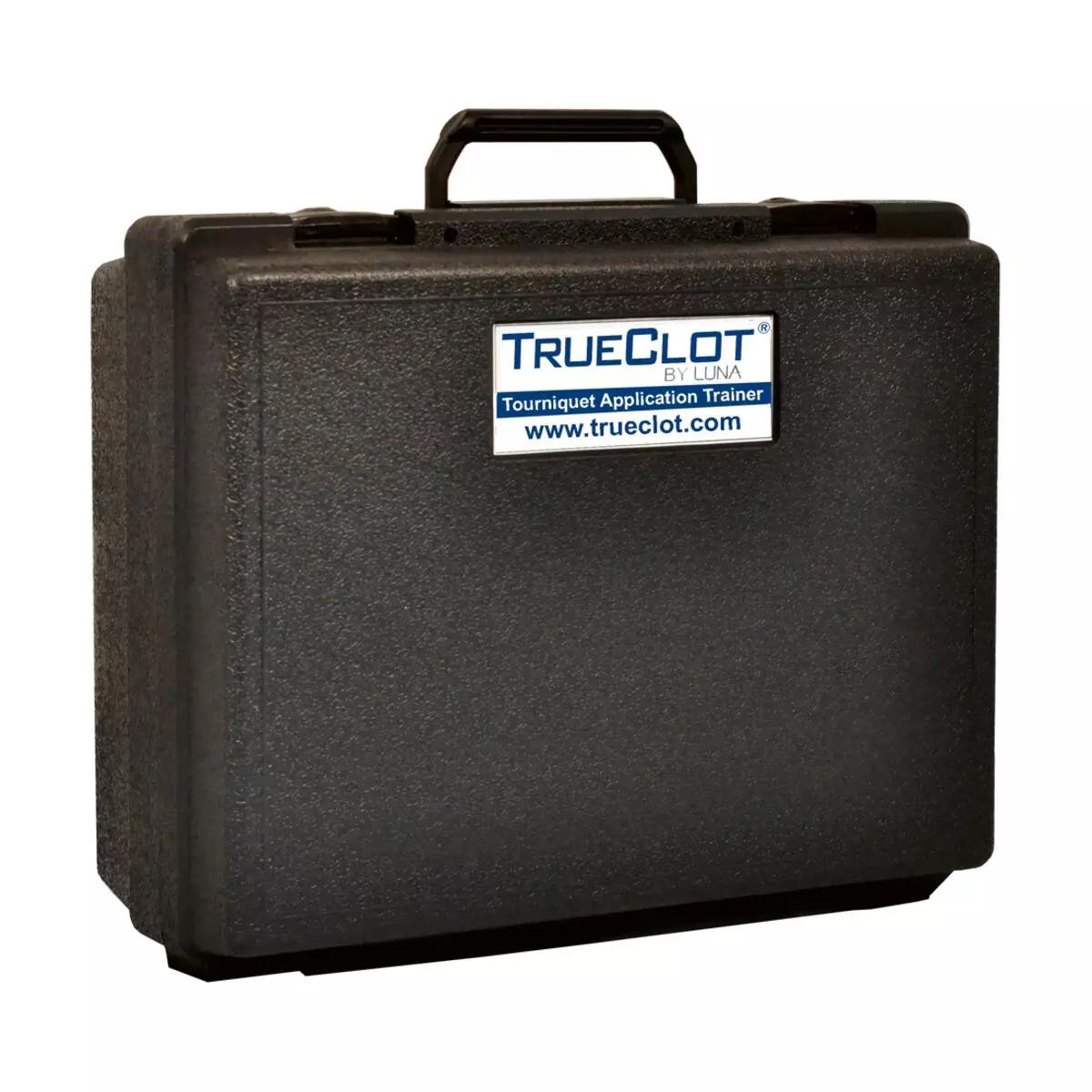 Robuster schwarzer TrueClot® Tourniquet Trainer Koffer mit stabilem Griff und gut sichtbarer Herstellerbeschriftung auf der Vorderseite.