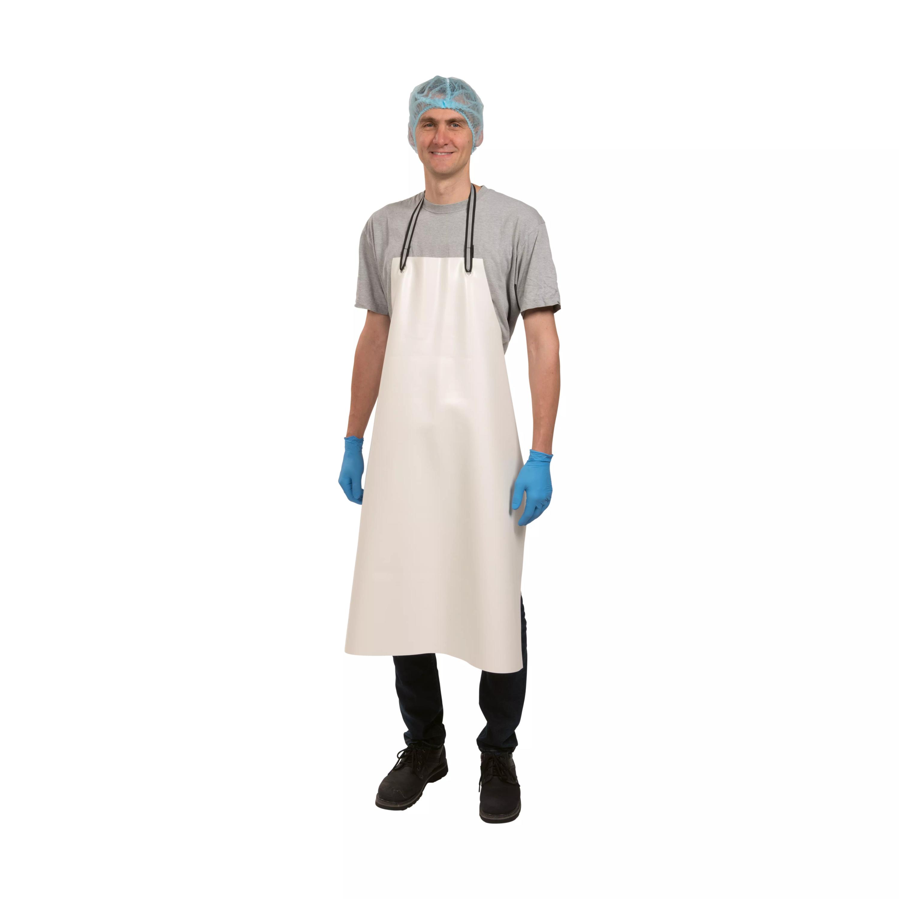 Ein Mann trägt die Chemikalienschürze Guttasyn®, leicht, öldicht und säurefest, mit blauen Handschuhen und Haarnetz über normaler Kleidung.