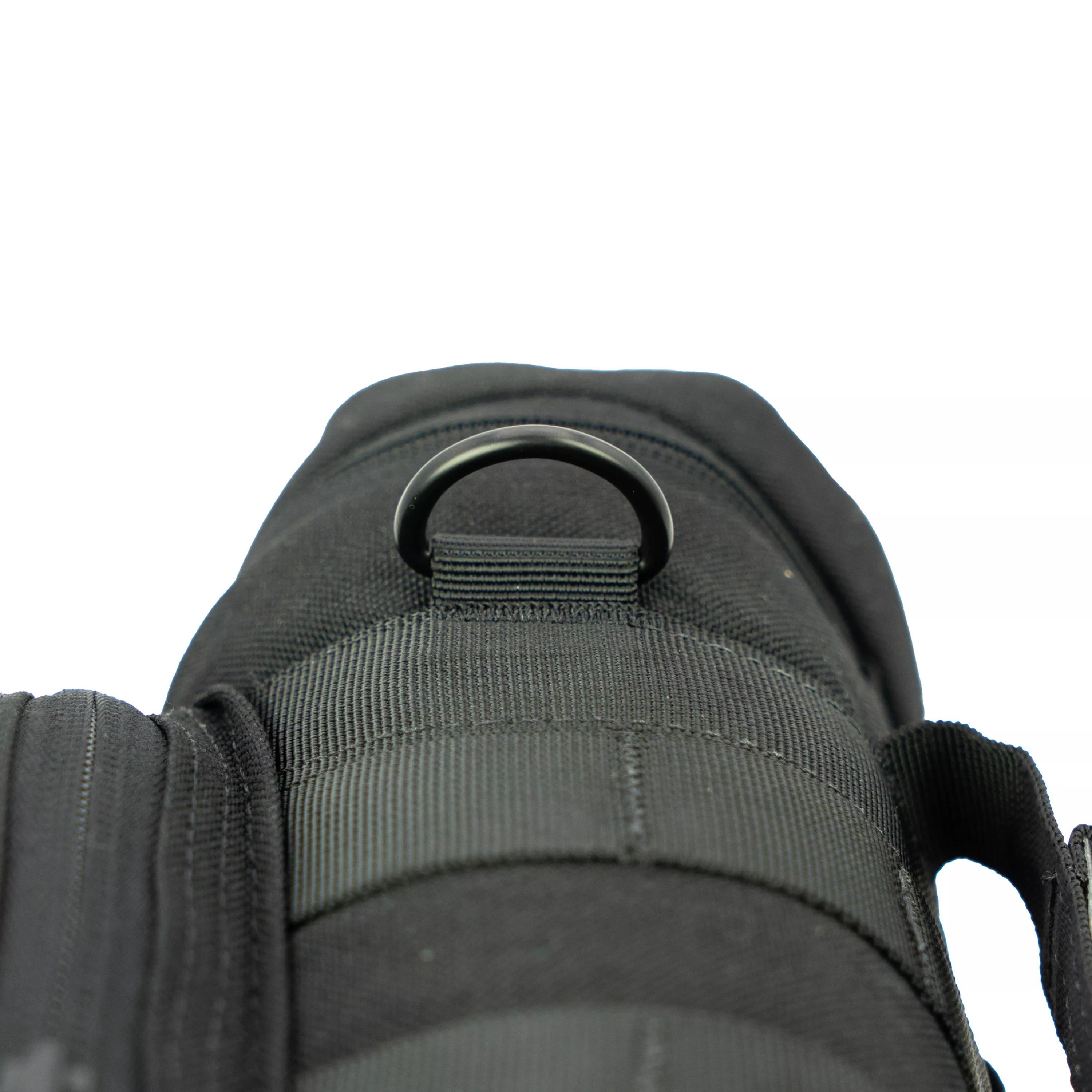 Schwarze, texturierte Tasche des Rescue Essentials Casualty Evacuation Set mit sichtbarem Ring, Zipper und MOLLE-kompatiblen Details, aus niedrigem Winkel fotografiert.