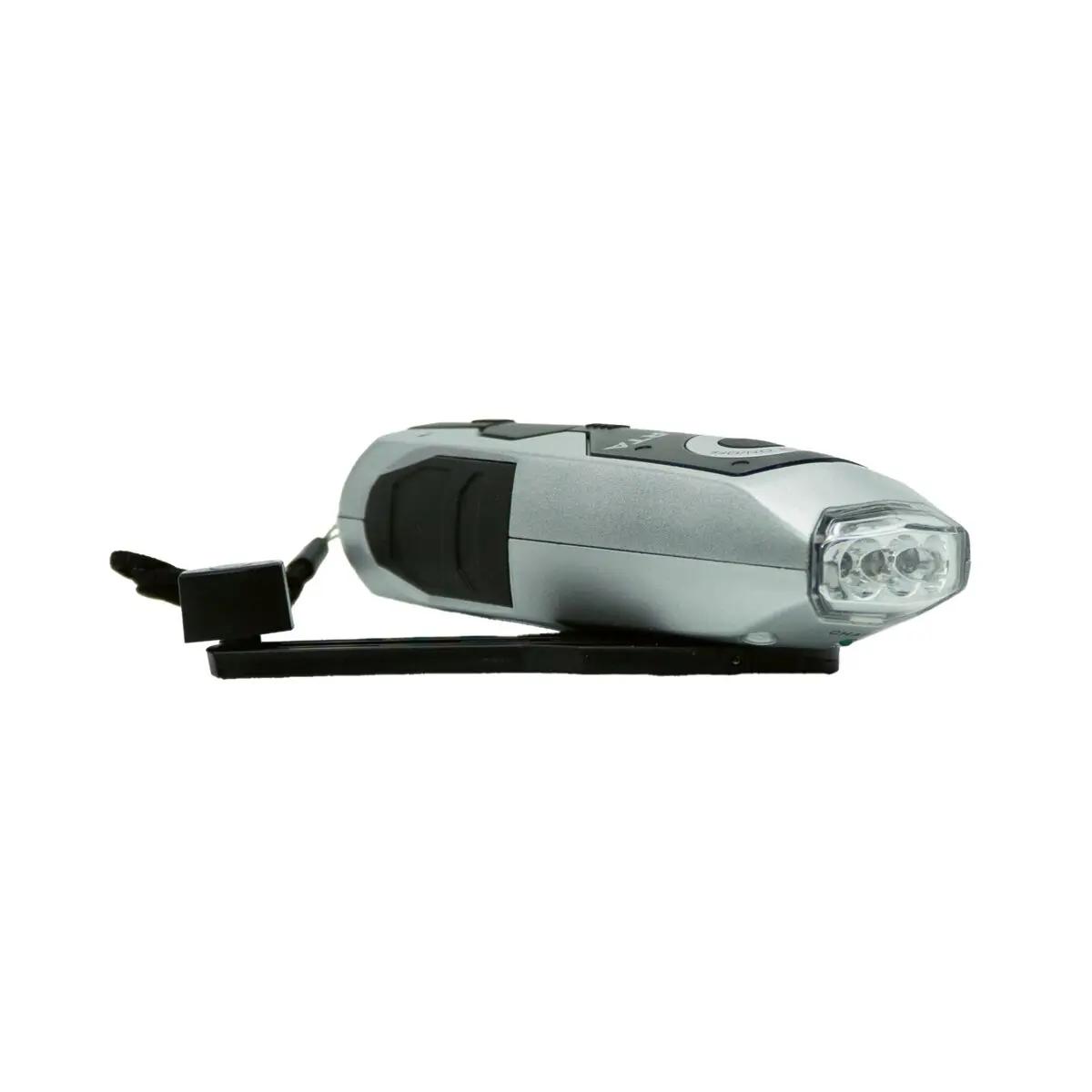 Eine silberne Taschenlampe Varta Dynamo Light LED mit schwarzem Standfuß, Handkurbel und Trageschlaufe, kompakt und modern gestaltet.