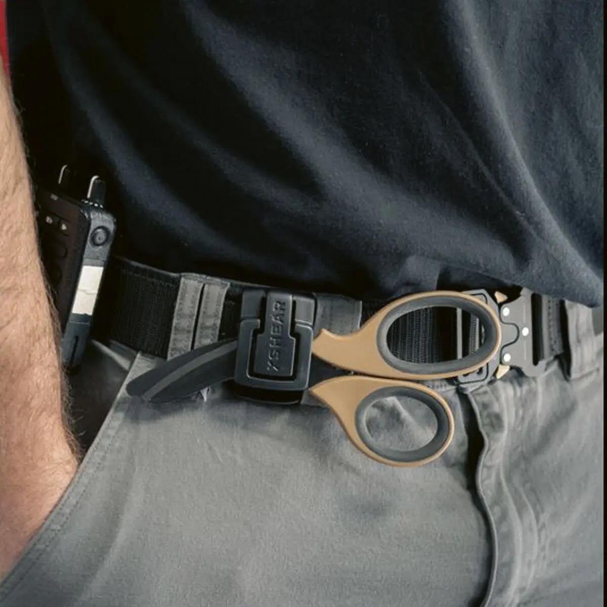 XSHEAR® Micro Holster/Halter aus schwarzem Material am Gürtel getragen, dient als ultraleichtes, anpassungsfähiges Holster für Trauma-Scheren.