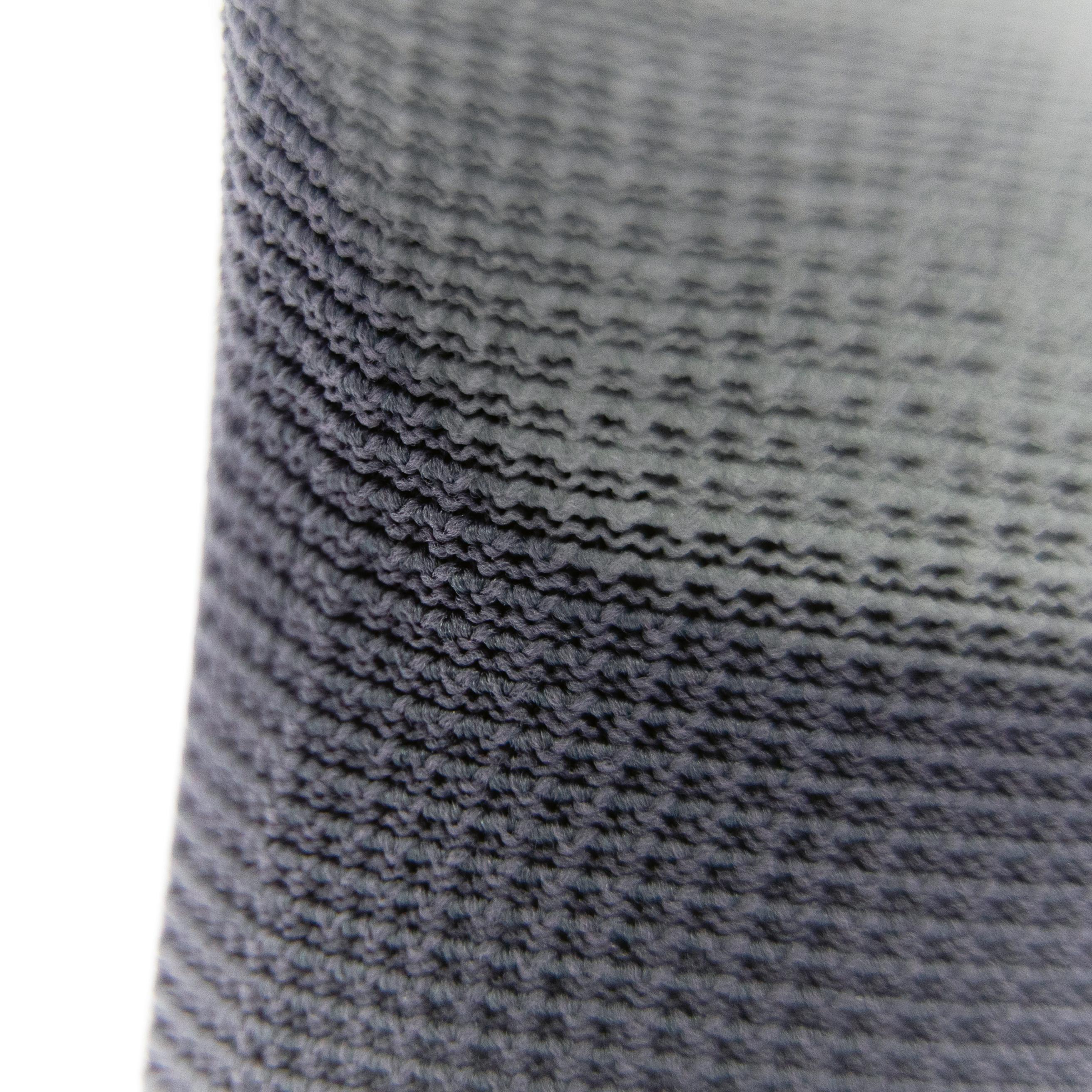 Nahaufnahme des gestrickten Stoffs vom Feinstrickhandschuh WERO Allrounder, leicht strukturiert, mit kleinen erhabenen Maschen und dezenten Falten.