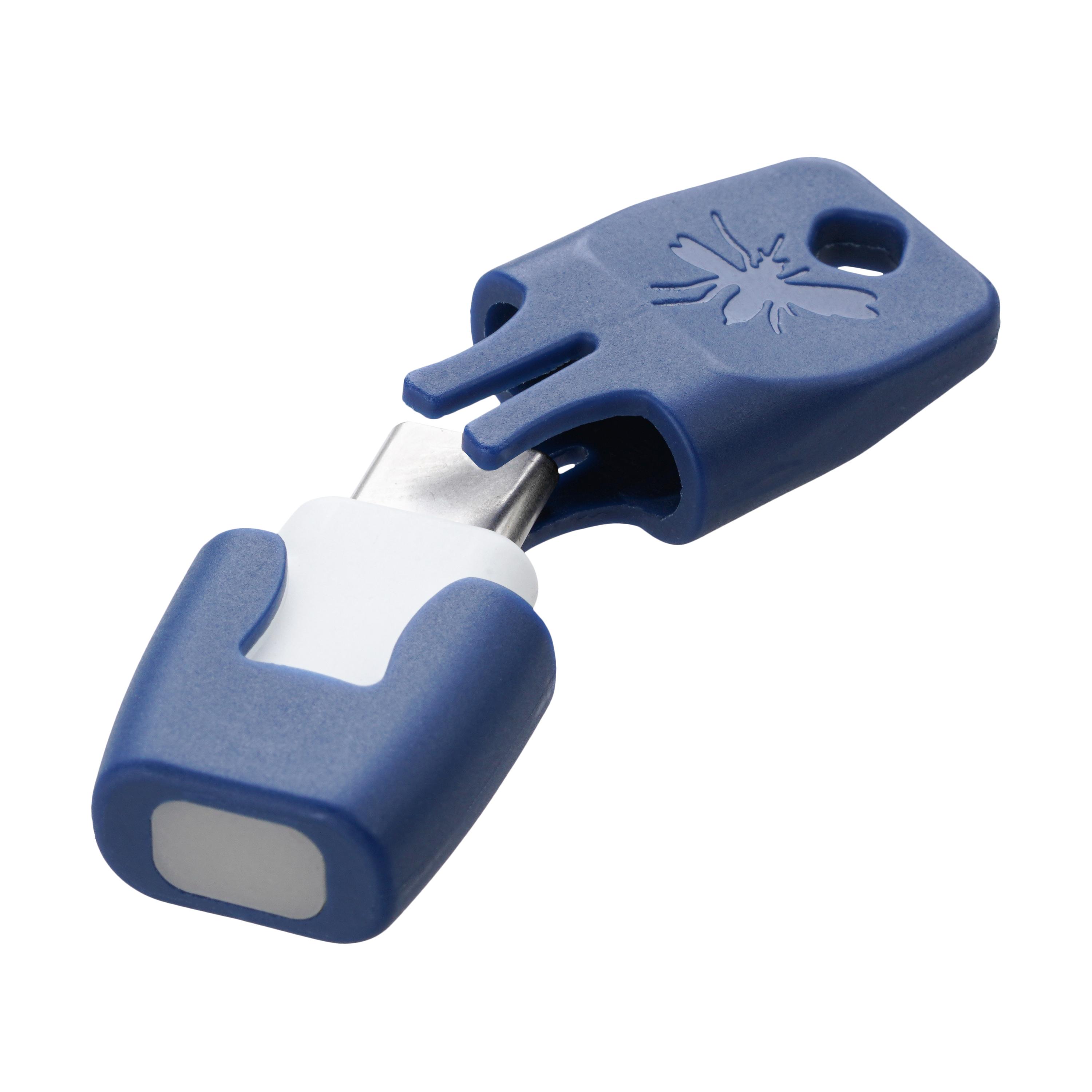 Ein heat it® Insektenstichheiler - iPhone 15 & Android (USB-C) mit blau-weißem Gehäuse und sichtbarem USB-C-Anschluss, keyhole-förmigem Ausschnitt.