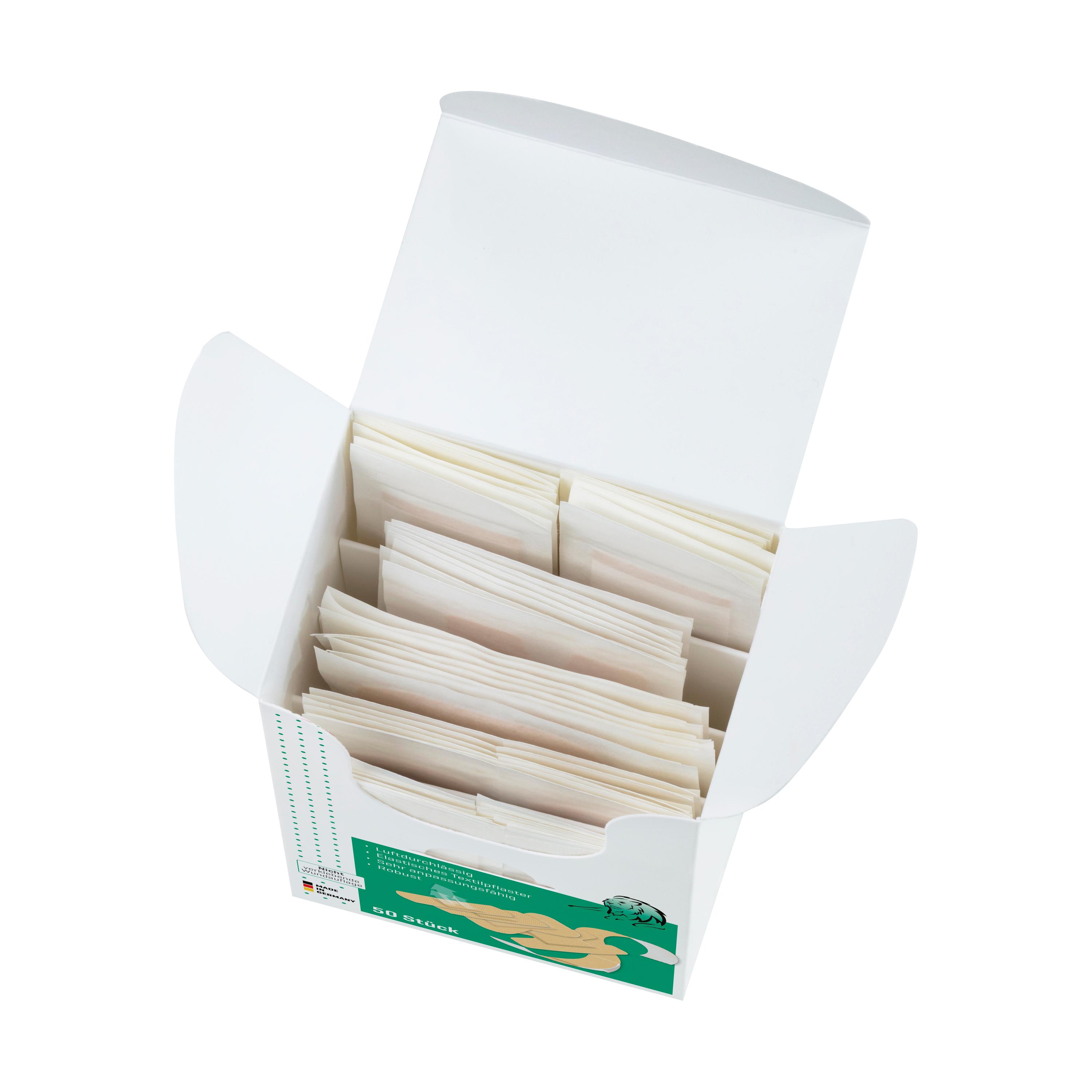 Eine geöffnete Box Pflasterset Weroplast® MasterTex - Perfect Mix zeigt ordentlich gestapelte, rechteckige, cremefarbene Pflasterpackungen mit grünem Etikett.