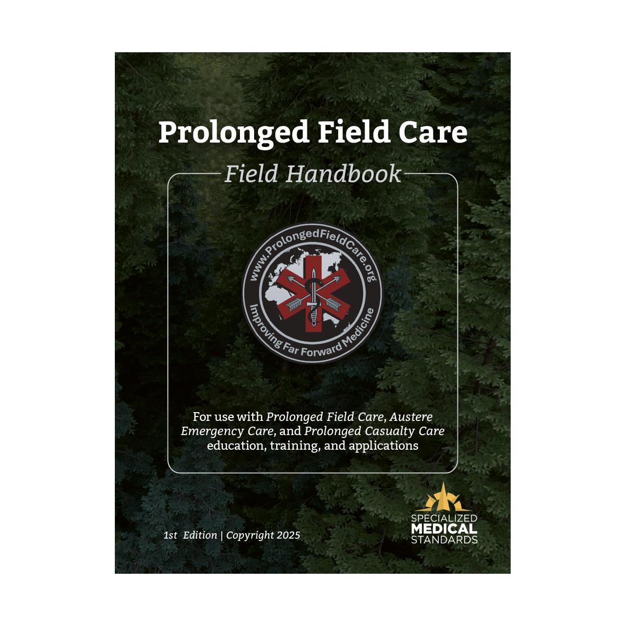 Das Buch Prolonged Field Care Field Handbook zeigt auf dem Cover einen schwarz-roten Emblem mit Stethoskop, Kreuz und Kreis mit Text zu Einsatzgebieten.