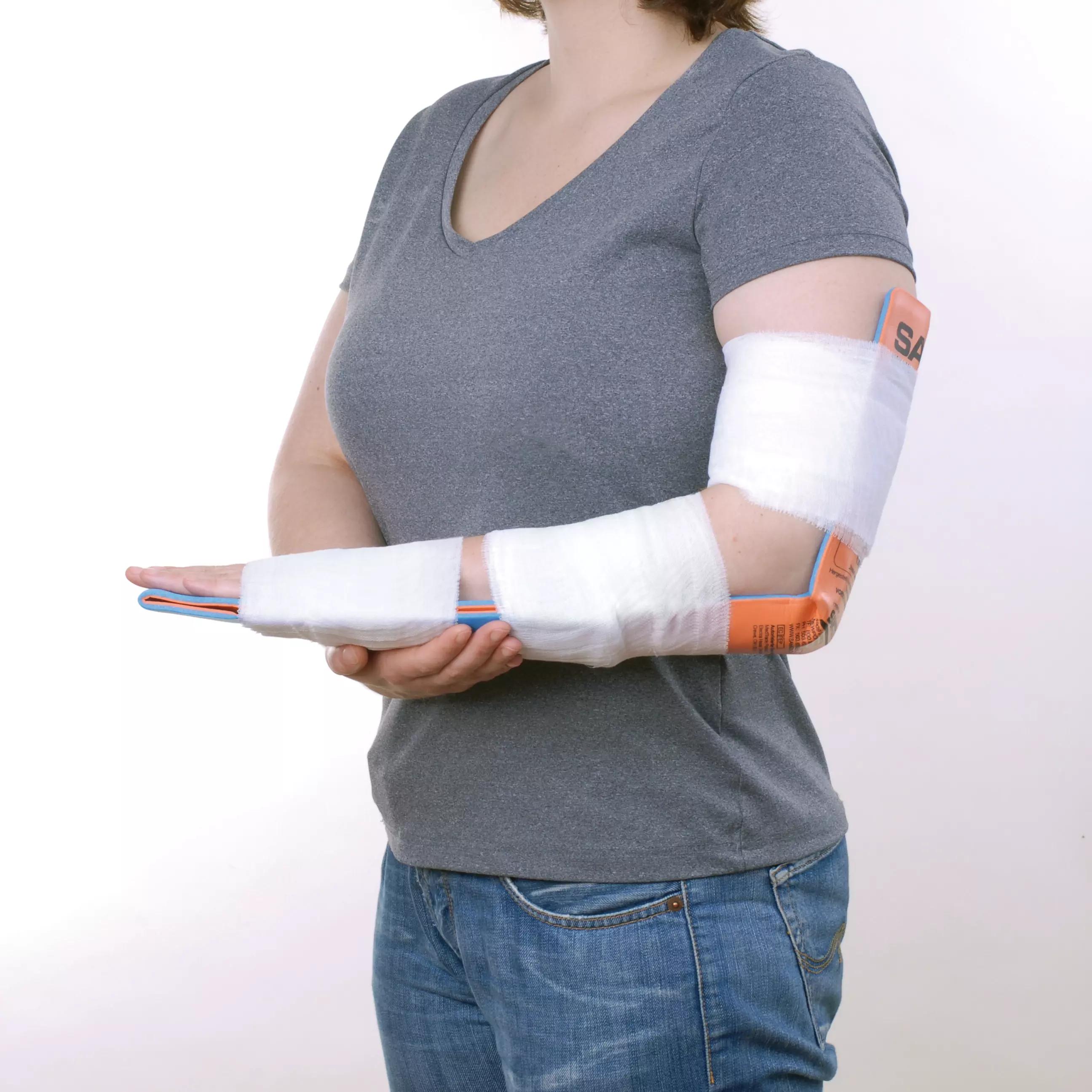 Eine Person trägt die SAM® SPLINT Universalschiene - gerollt am linken Oberarm und Schulter, sichtbar mit Aluminiumkern und engmaschigem High-Tech-Schaumstoff.