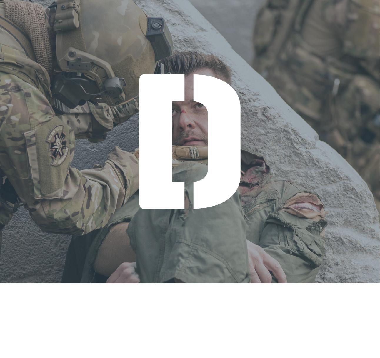 Im Hintergrund wird der Neurologische Status eines verletzten Soldten geprüft. Im Vordergrund ein weißes "D".