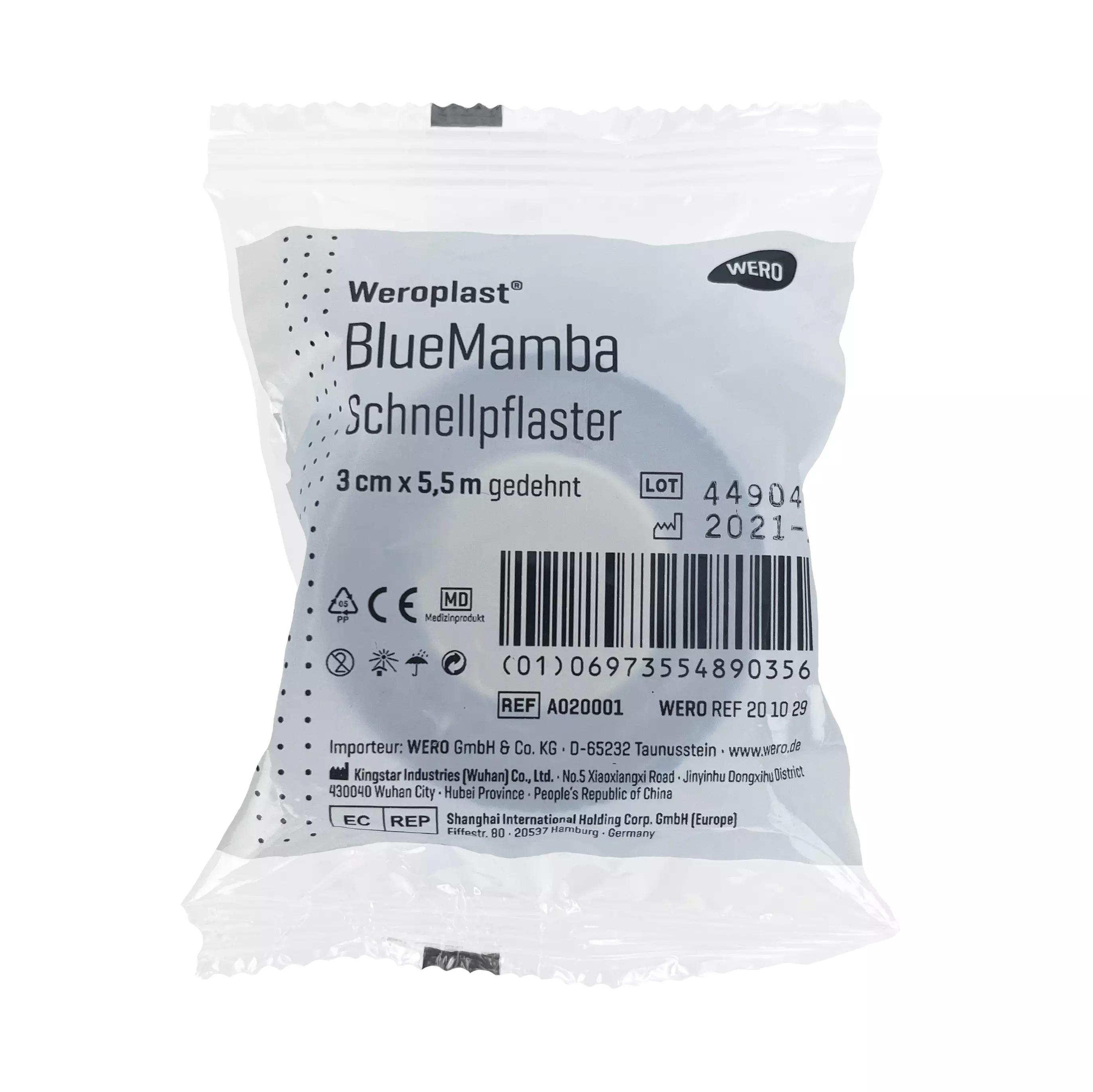 Das Schnellpflaster Weroplast® BlueMamba - 1 Stk ist in einer weißen, versiegelten Einmalverpackung mit blauer Aufschrift und Herstellerangaben zu sehen.