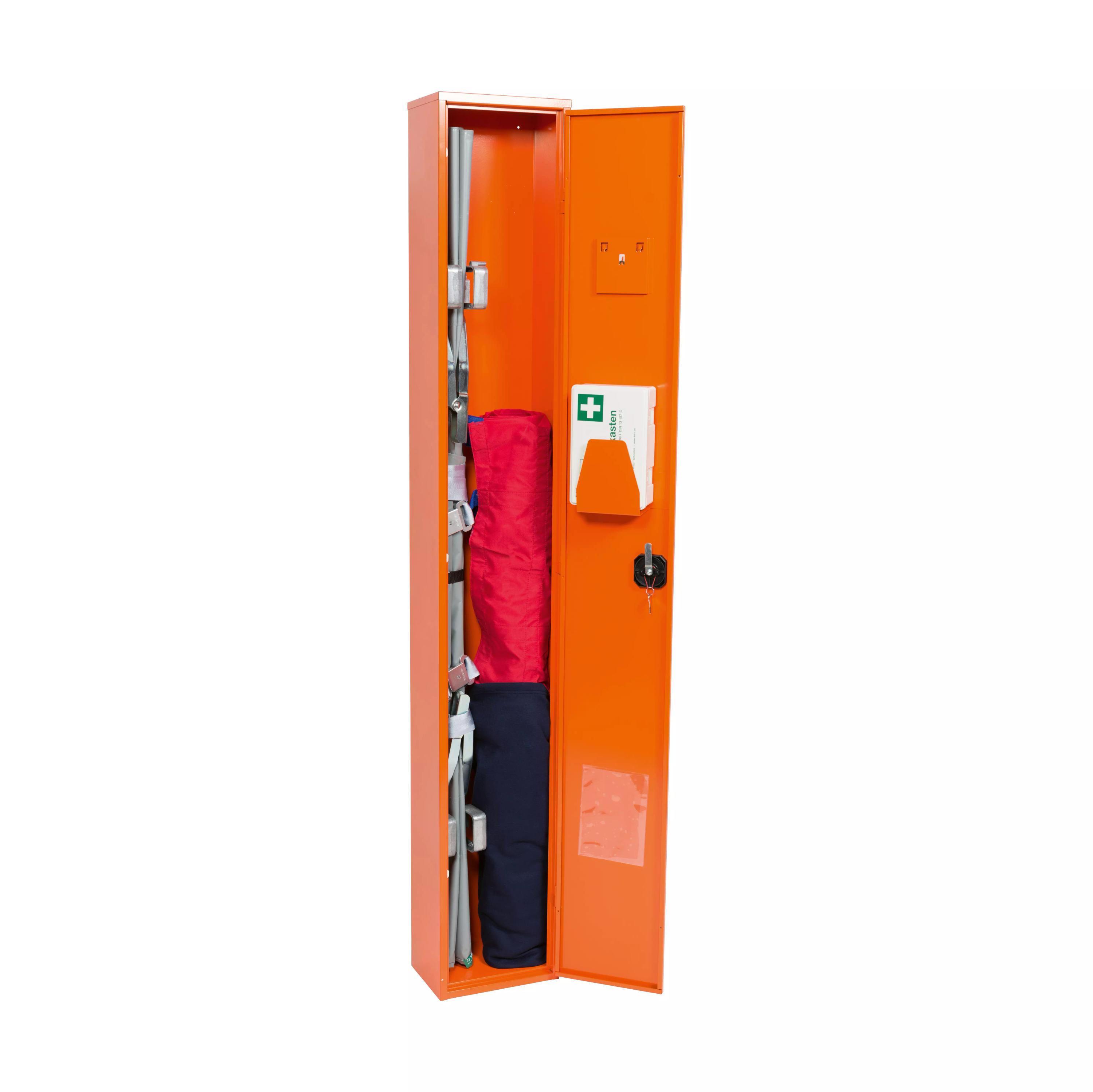 Ein orangefarbener WERO Sanitätswandschrank Slim V 1450 mit zwei Fächern, bestückt mit Decken, Rettungstuch und Verbandkasten nach DIN 13157.
