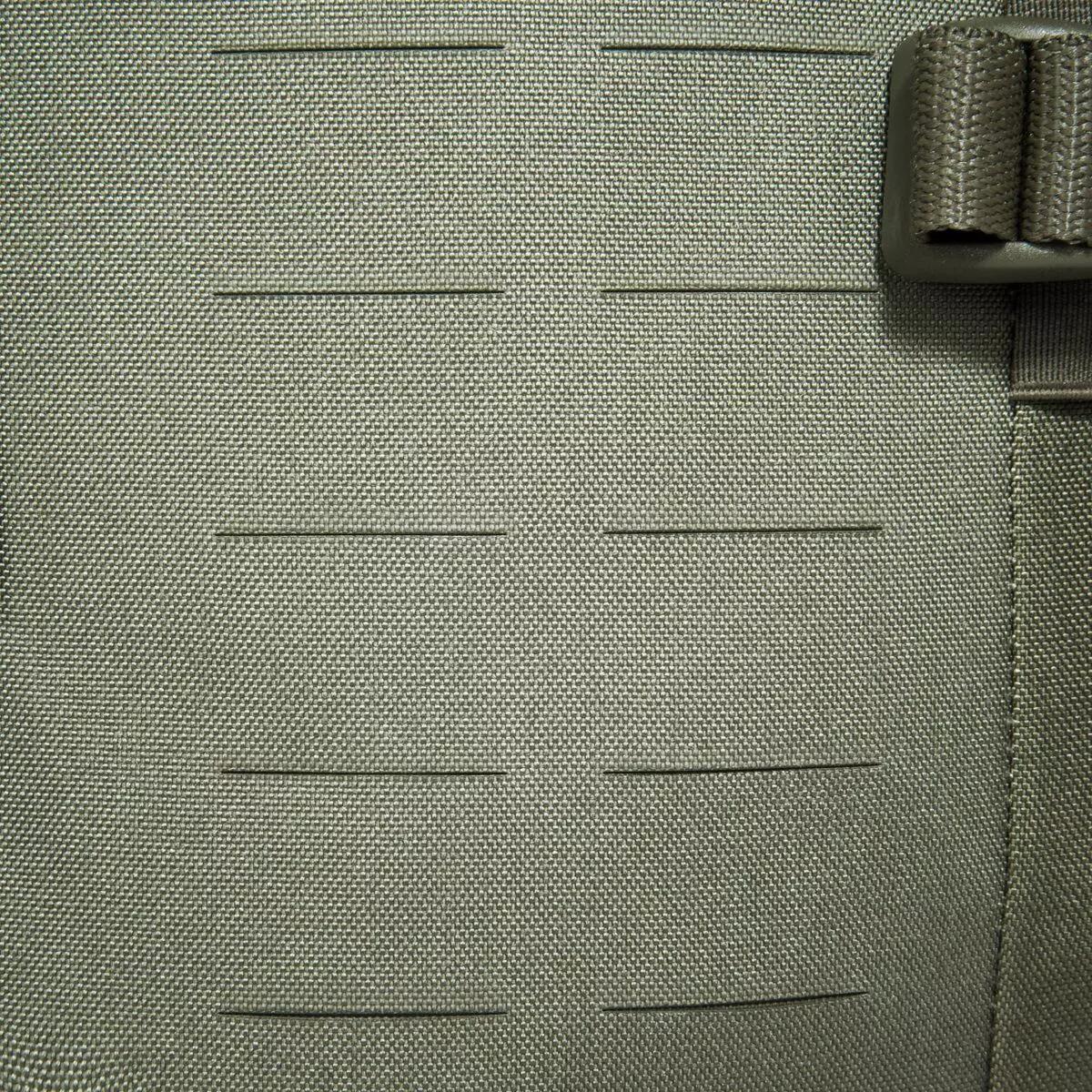 Nahaufnahme der TT Medic Hip Bag IRR aus grauem CORDURA® mit rechteckigen Aussparungen, seitlichem MOLLE-Klett und abnehmbarem Hüftgurt.