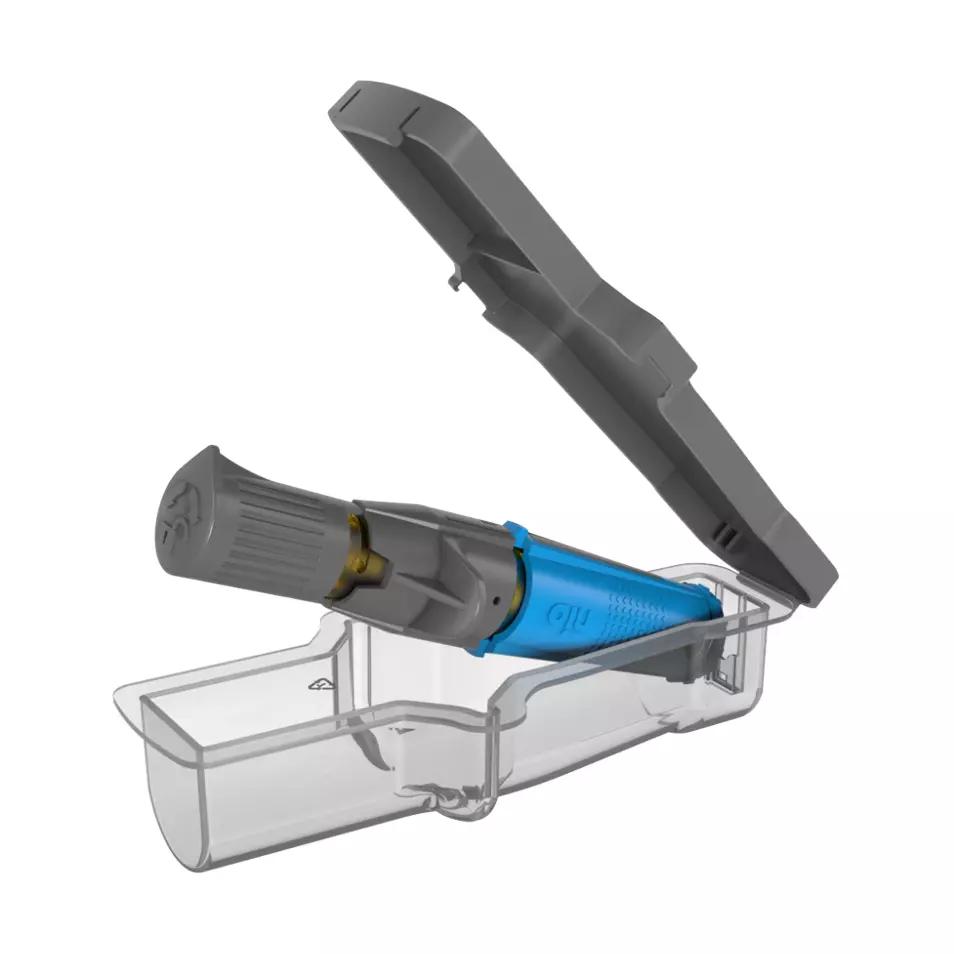 Ein NIO+ Adult / Erwachsene, Intraossärer Zugang, liegt mit kompakter, robuster Verpackung und kleinerem, zylindrischen Metallgehäuse offen in einer transparenten Kunststoffbox.