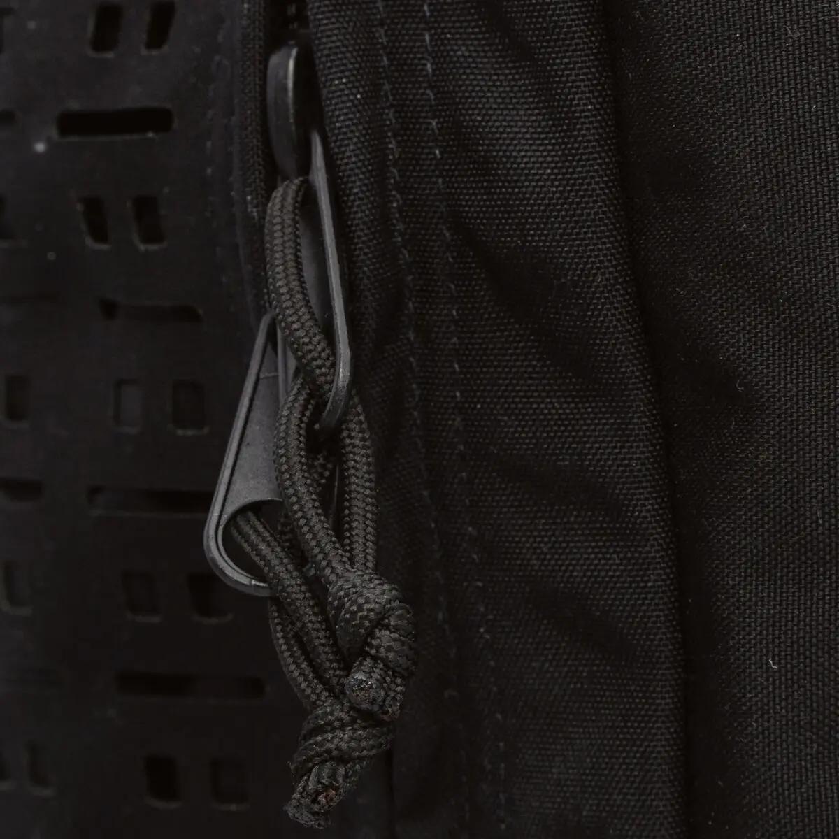 Der Reißverschluss eines PARAMEDYK® Notfallrucksack - Schwarz zeigt einen gebogenen YKK-Zipper mit Nylonband aus CORDURA 1100dtex, gepflegt und unbenutzt.