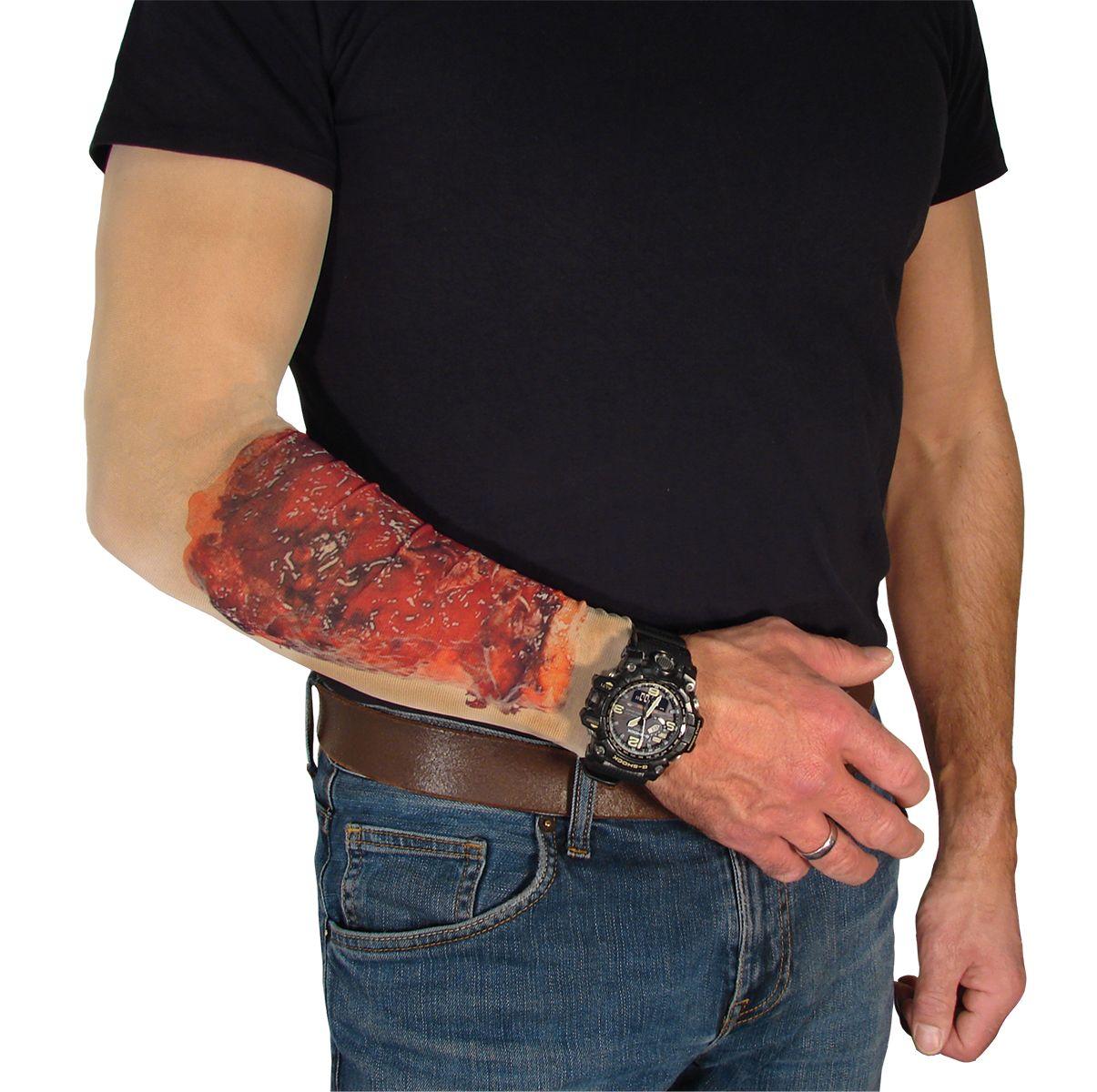 Ein Mann trägt am linken Arm eine RAPID Trauma-Simulation mit auffälligem rot-schwarzem Wundmotiv, das wie echtes Blut wirkt, und elastischem Material.