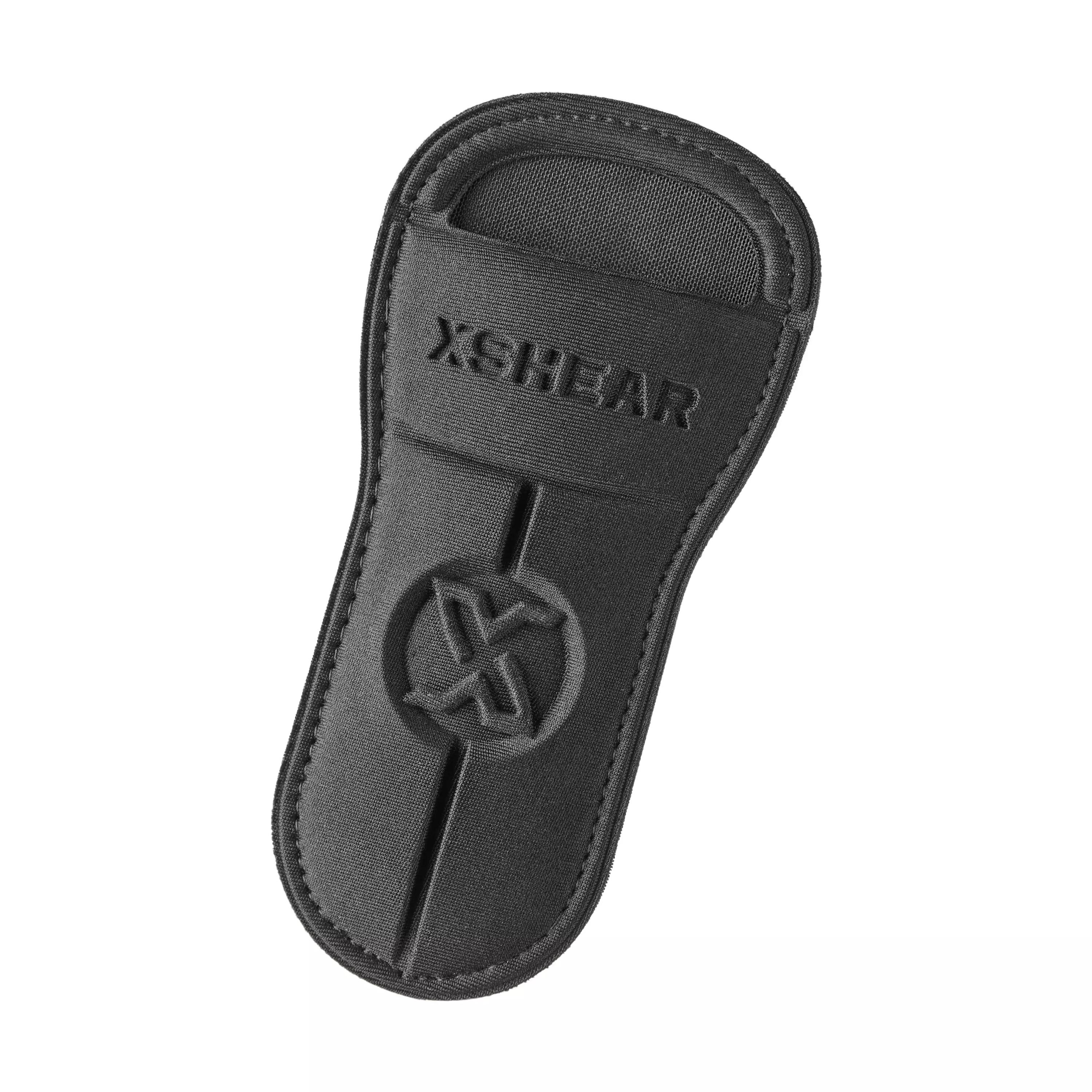 XShear® Soft Holster/Halter aus strapazierfähigem, leicht strukturiertem Leder mit geprägtem Logo und ergonomisch gebogener Form mit offenem Bereich oben.
