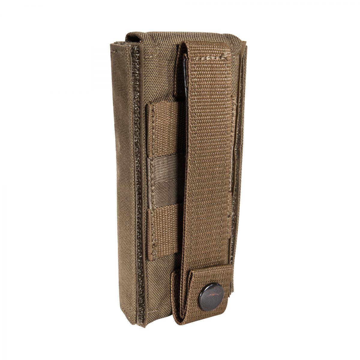 TT Tourniquet Pouch II - Coyote aus robustem Material mit grüner Befestigungsschlaufe und Klappe, verstärkte Nähte sichtbar.