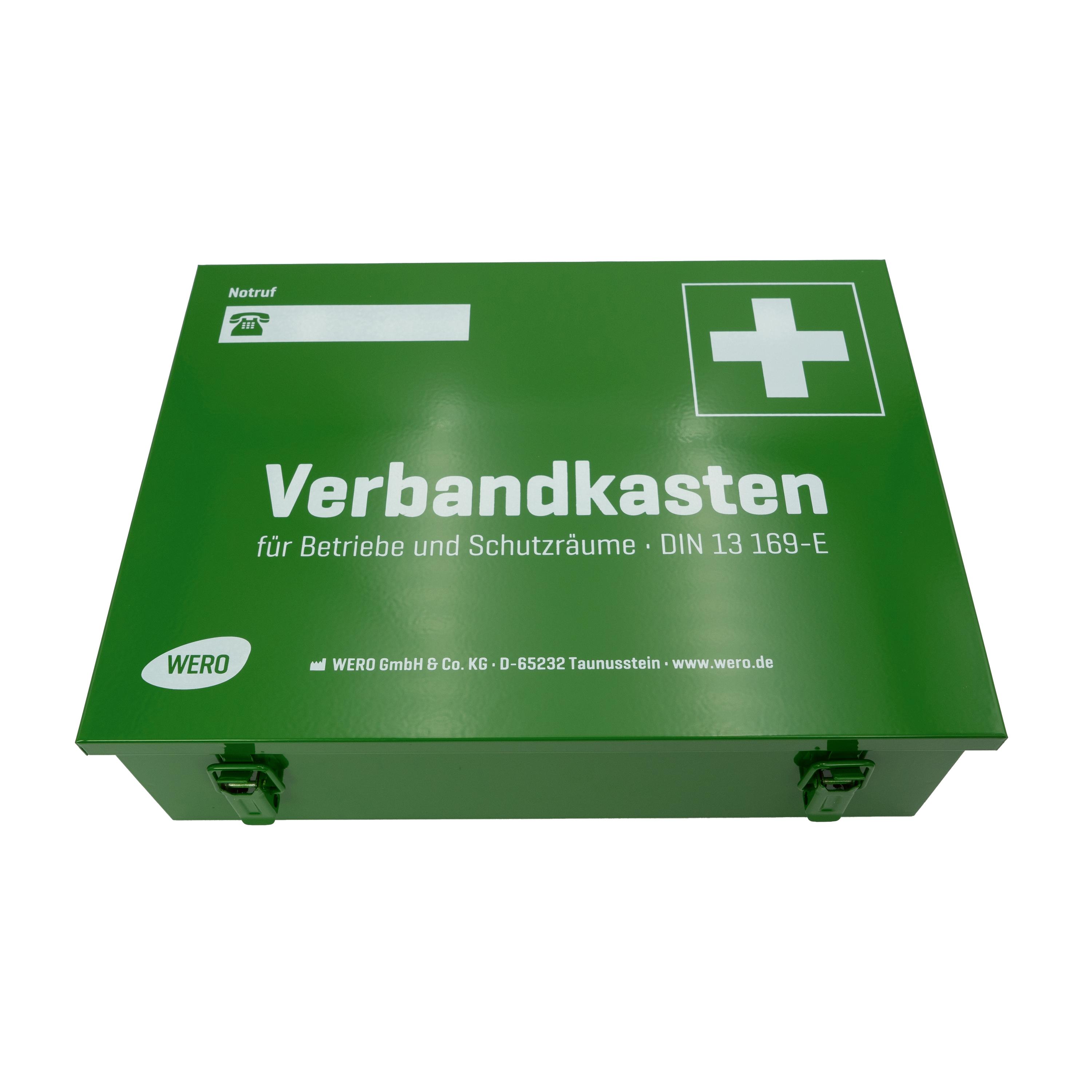 WERO Betriebsverbandskasten DIN 13169-E aus grün lackiertem Metall mit weißem Kreuz, deutscher Beschriftung und zwei grünen Verschlüssen.