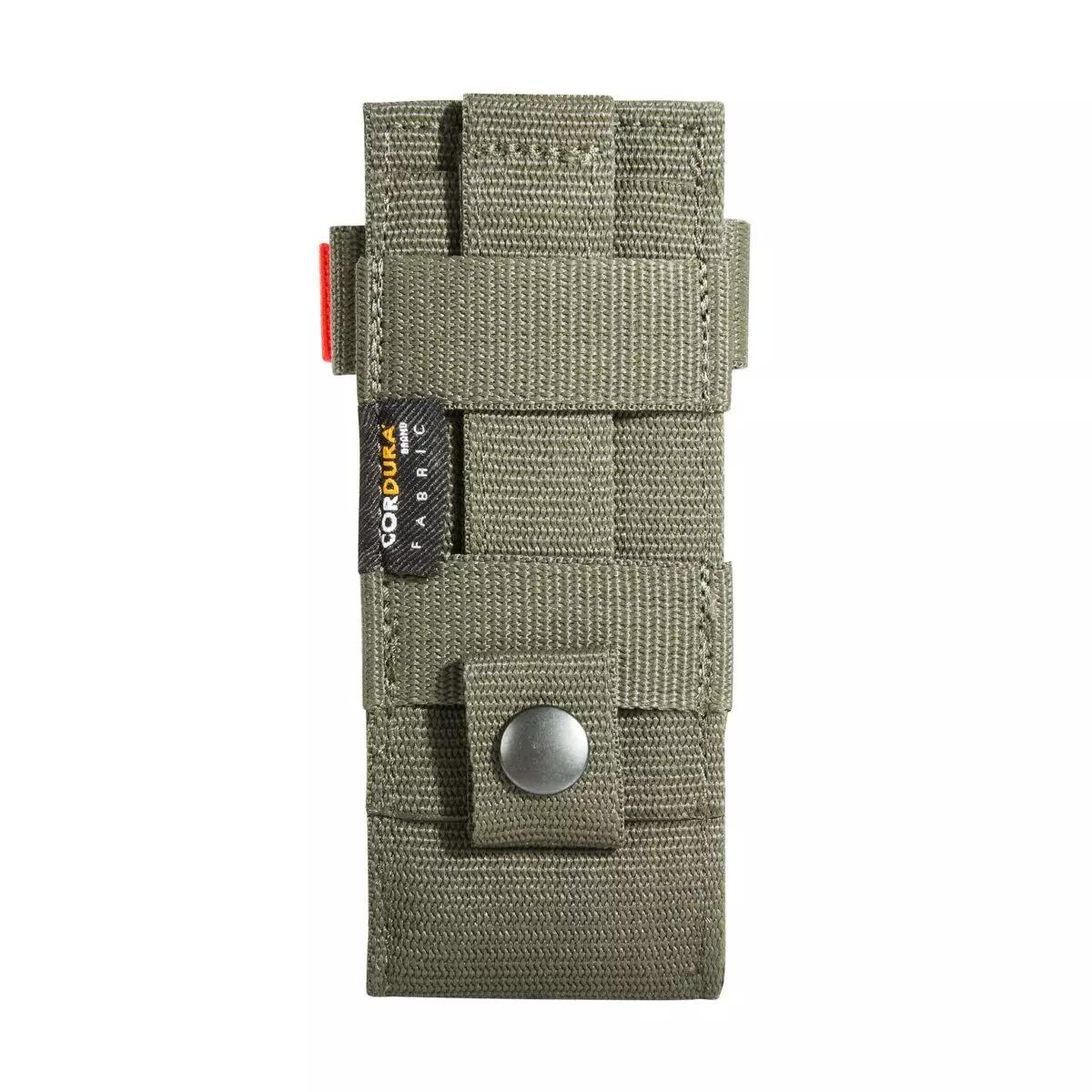 Dunkelgrünes TT Tourniquet Pouch IRR aus robustem Nylon mit mehreren Fächern, silbernem Druckknopf und CORDURA FABRIC Label.