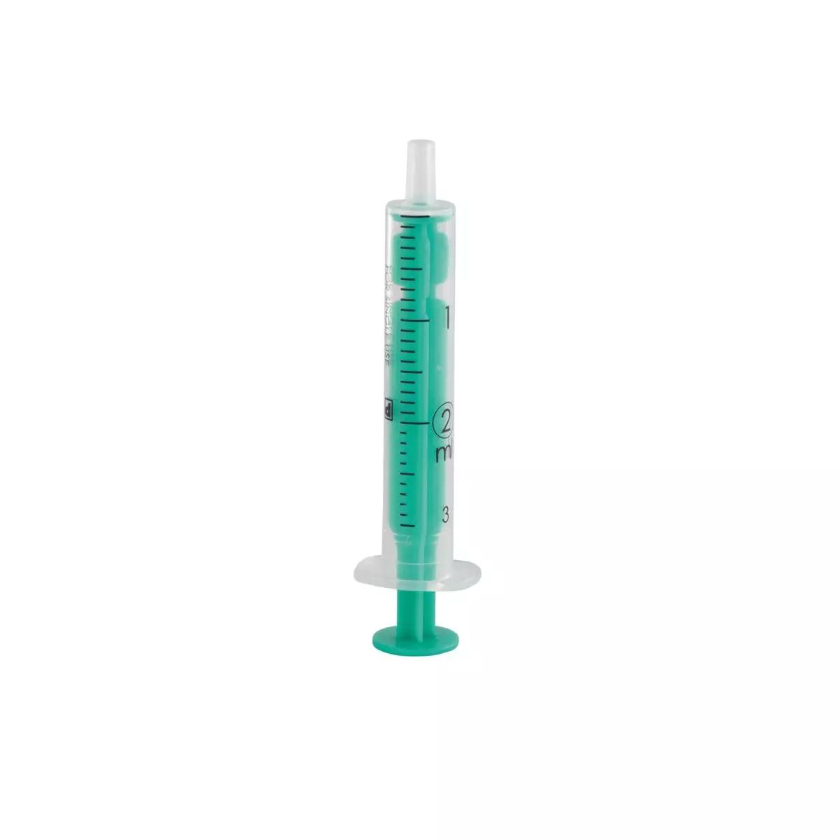 Eine Einmal-Spritze, steril - 80 Stk, 2 ml mit transparentem Zylinder, grüner Plunger und klarer, wischfester Graduierung steht aufrecht.